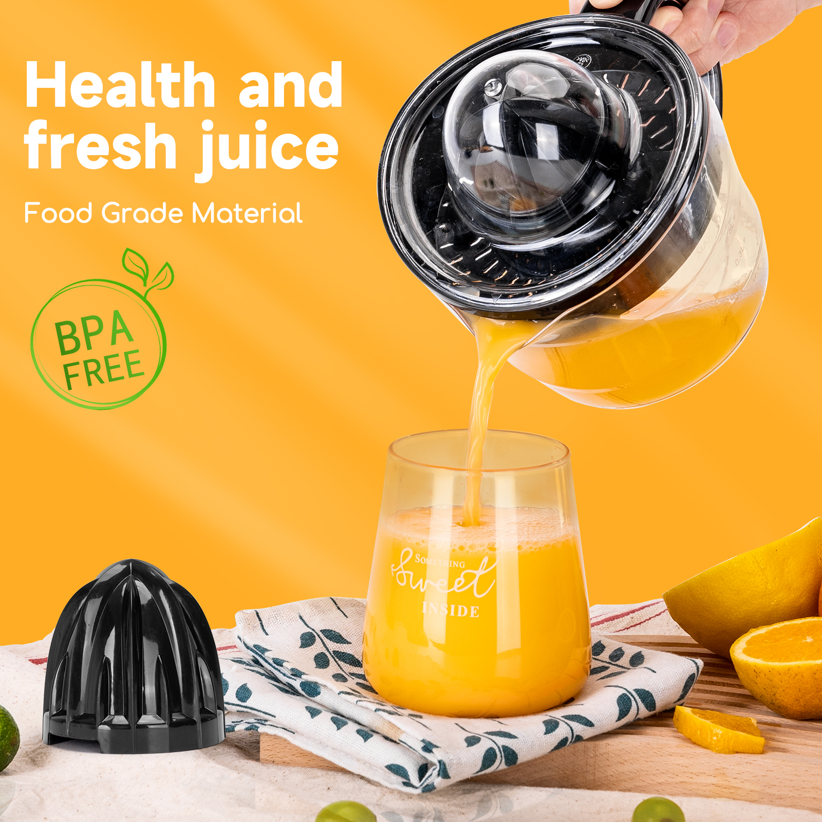 Frischer Orangensaft wird in ein Glas gegossen. Eine schwarze Saftpresse, Orangen und ein BPA-freies Logo sind sichtbar.