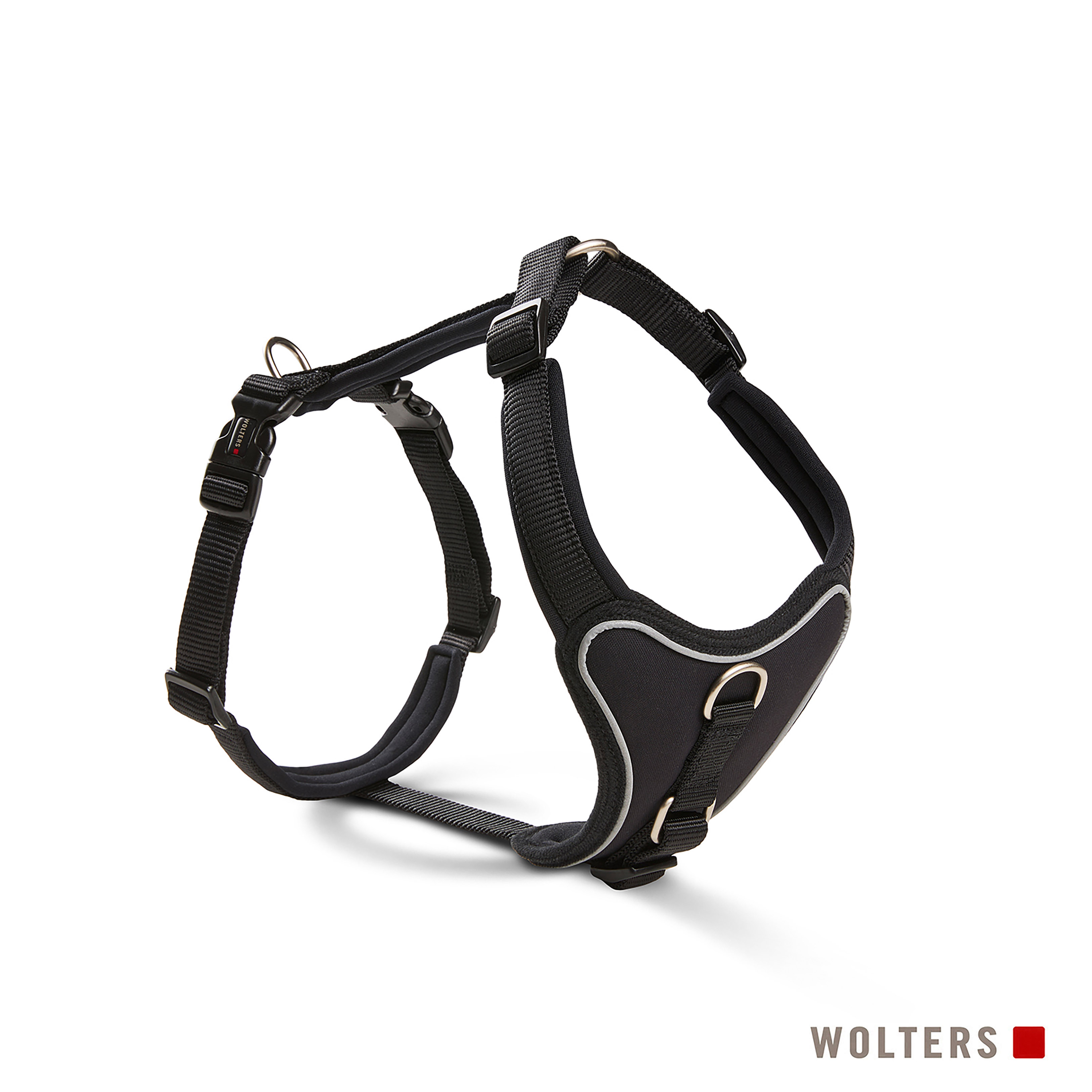 Ein schwarzes Hundegeschirr mit silbernen Akzenten, Schnallen und Ringen. Das Geschirr befindet sich auf weißem Hintergrund.