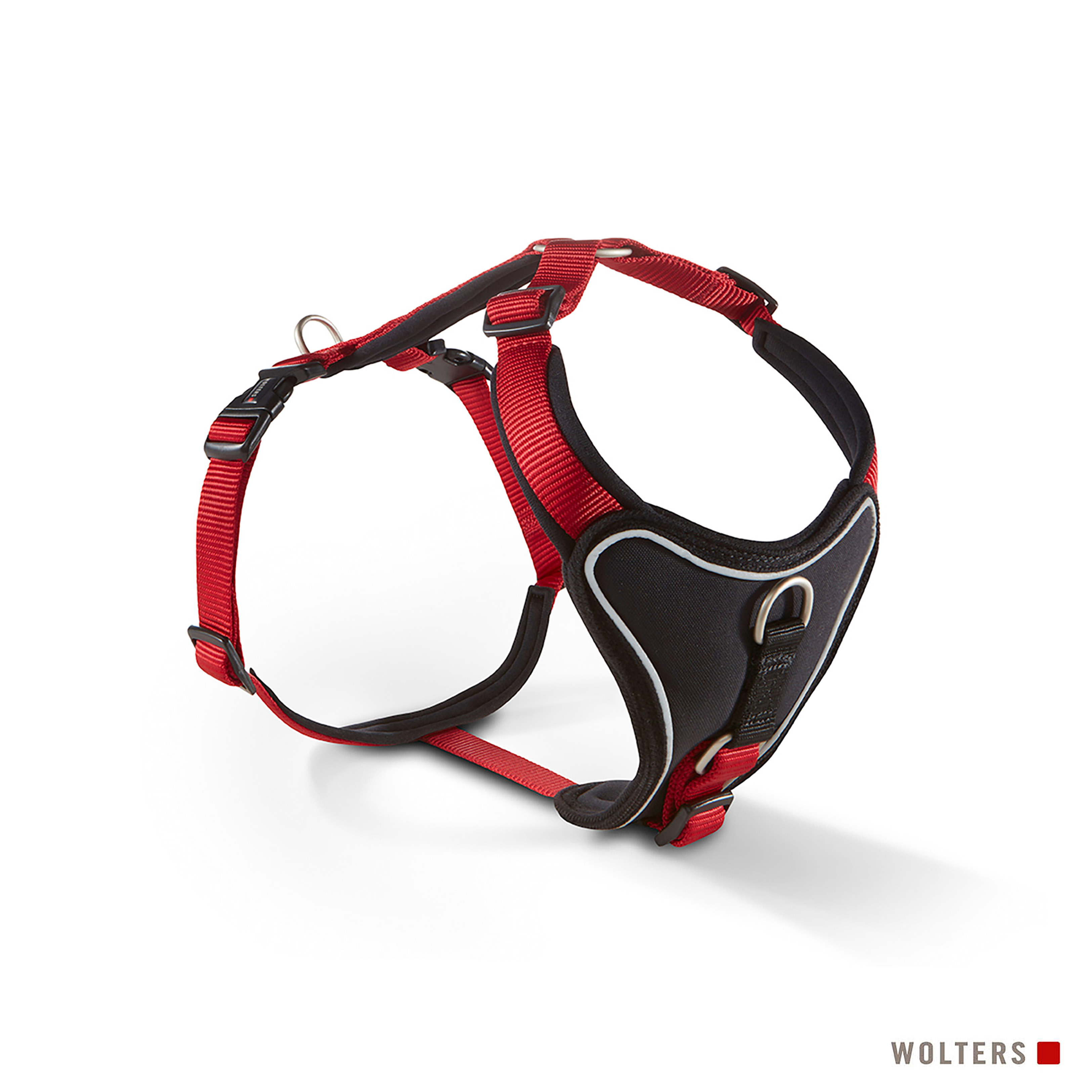 Ein rot-schwarzes Hundegeschirr auf weißem Hintergrund. Es hat verstellbare Gurte und Metallringe.