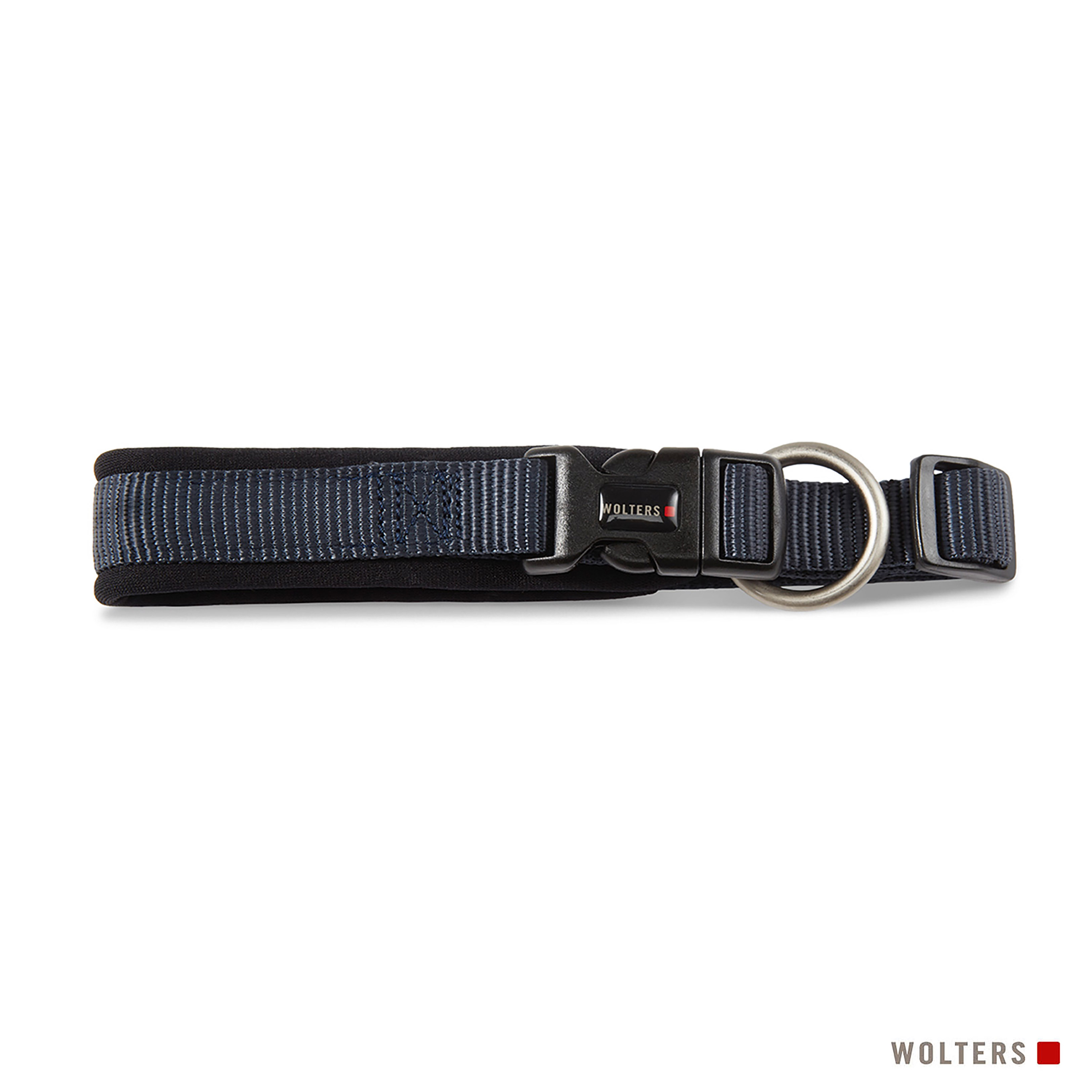 Ein Hundehalsband vor weißem Hintergrund. Es ist schwarz und marineblau, mit einem silbernen Metallring und einer Schnalle.
