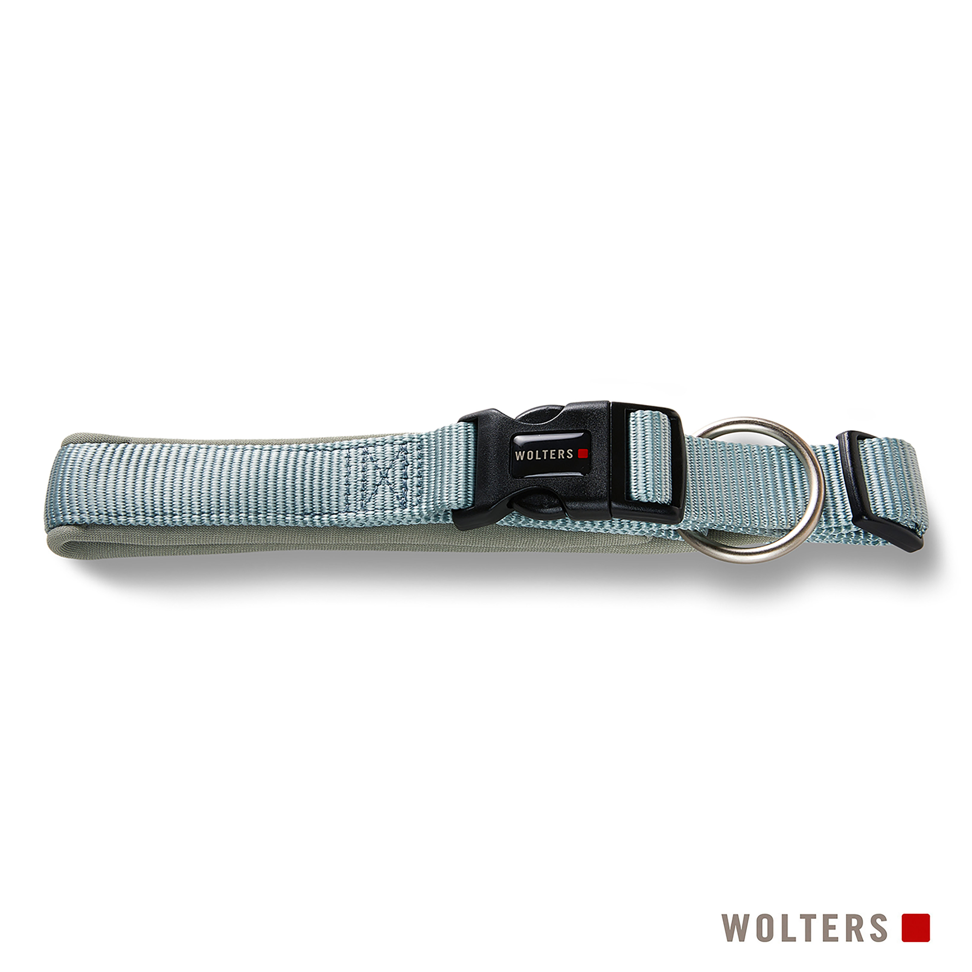 Ein hellblau-graues Hundehalsband mit schwarzer Schnalle und Metallring, das auf einer weißen Oberfläche liegt.