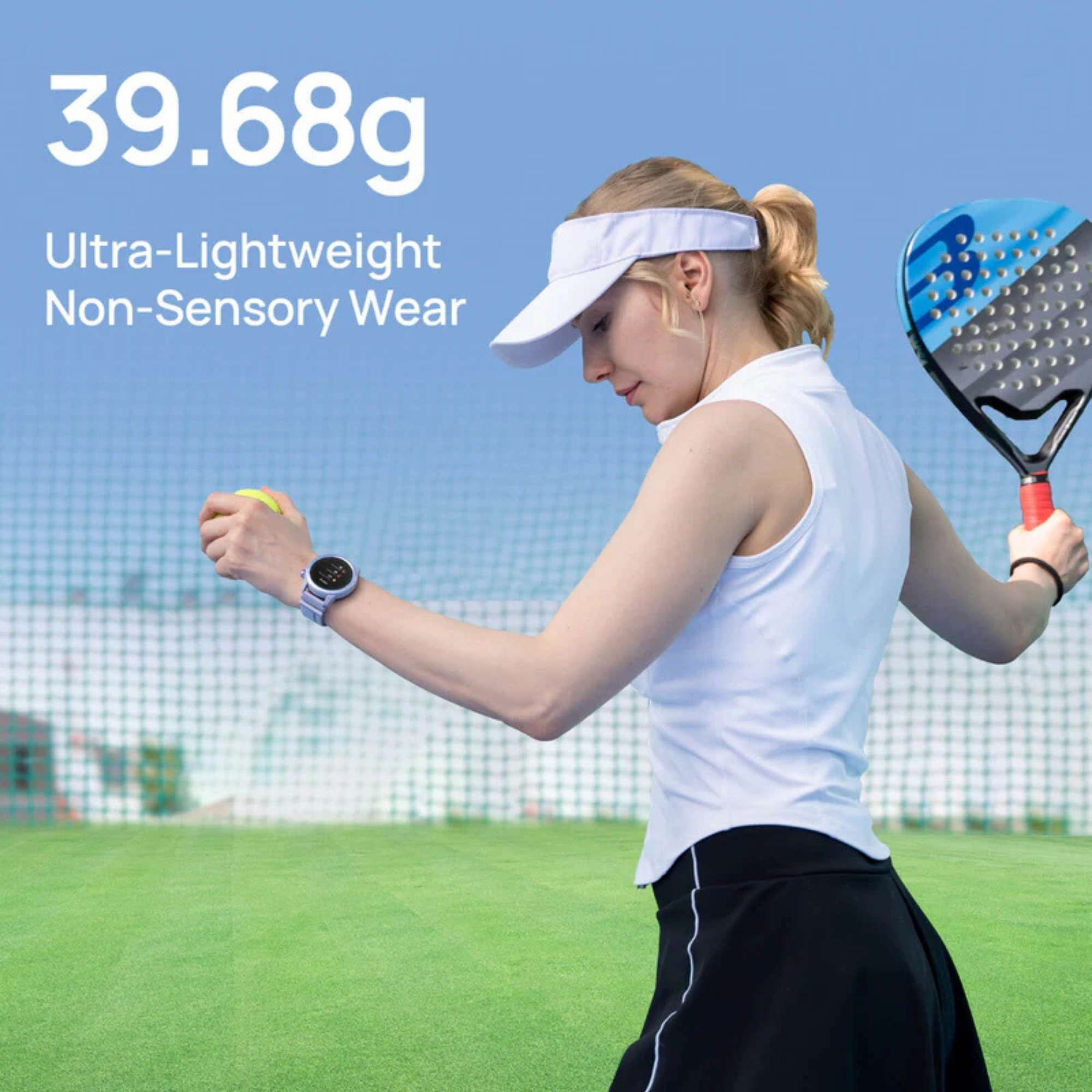 Kobieta w stroju sportowym gra w padla. Nosi zegarek i daszek. Widoczna niebieska rakieta i żółta piłka.