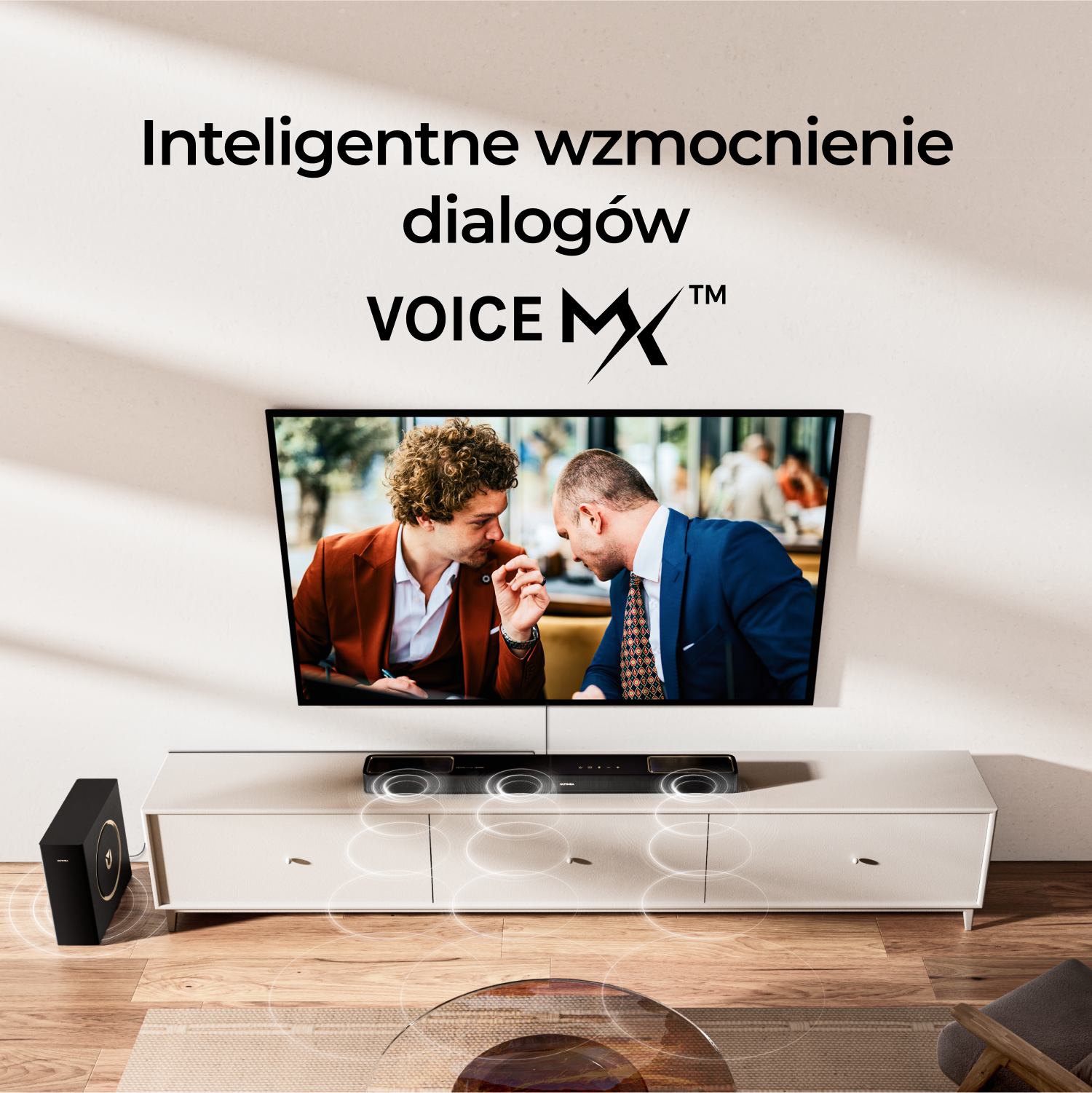 Telewizor wyświetla dwóch mężczyzn w garniturach. Soundbar i subwoofer stoją na szafce. Tekst brzmi: Inteligentne ulepszanie dialogów, Voice MX.