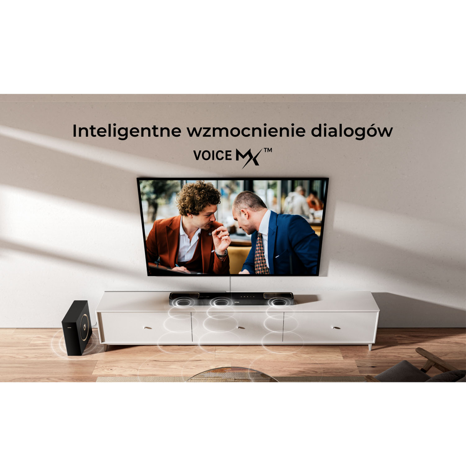 Salon z telewizorem, systemem dźwiękowym i białą szafką. Ekran pokazuje dwóch mężczyzn. Konfiguracja sugeruje ulepszony dialog.