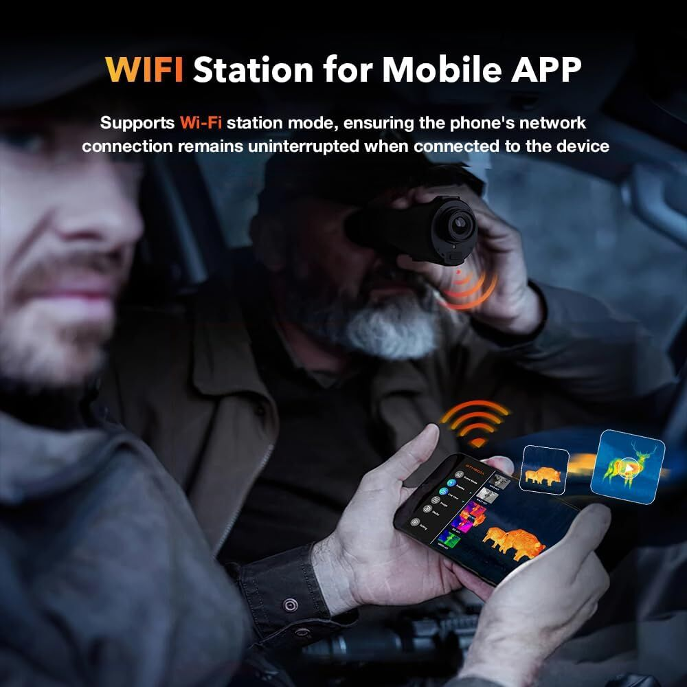 Hombre en coche con teléfono mostrando app, otro usando dispositivo. Icono de wifi, imágenes térmicas de ciervo y jabalí en el teléfono.