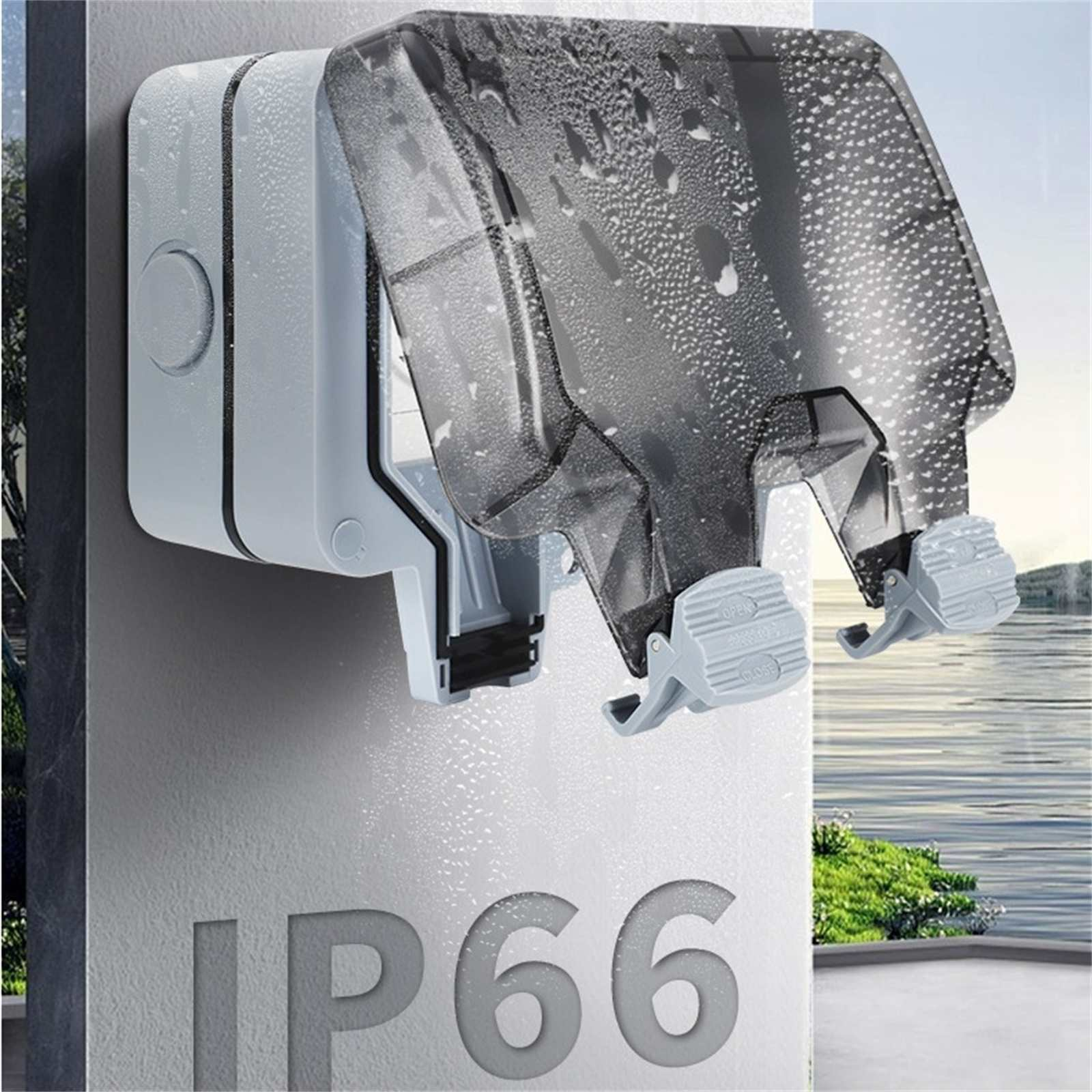 Graue Elektrokasten mit transparentem Deckel, Wassertropfen und IP66-Text. Hintergrund: Wasser und Grün.
