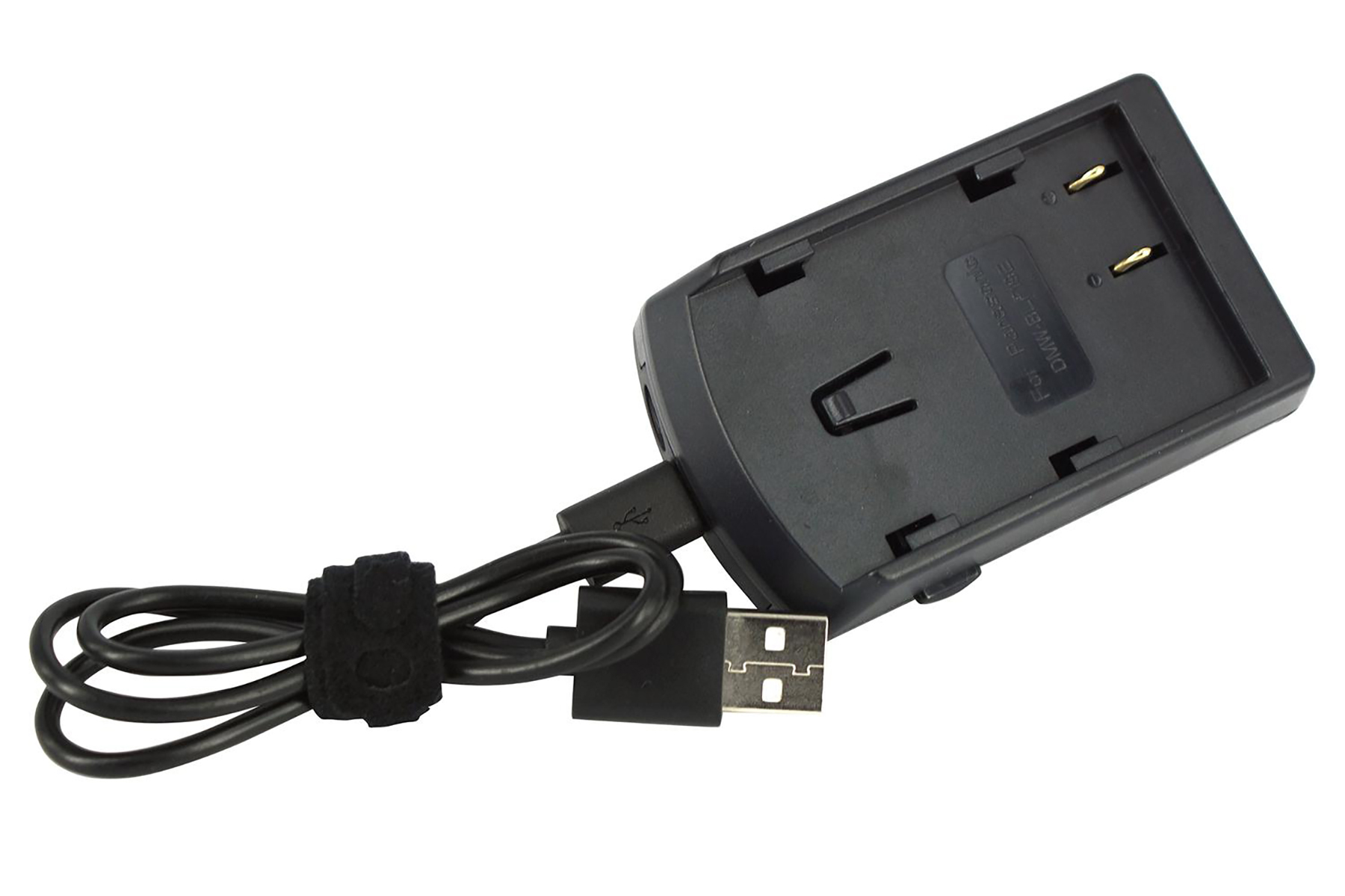 Ein schwarzes Kamera-Akkuladegerät mit USB-Kabel. Das Ladegerät hat goldene Kontaktpunkte und ein Kabel, das mit einem schwarzen Klettverschluss umwickelt ist.