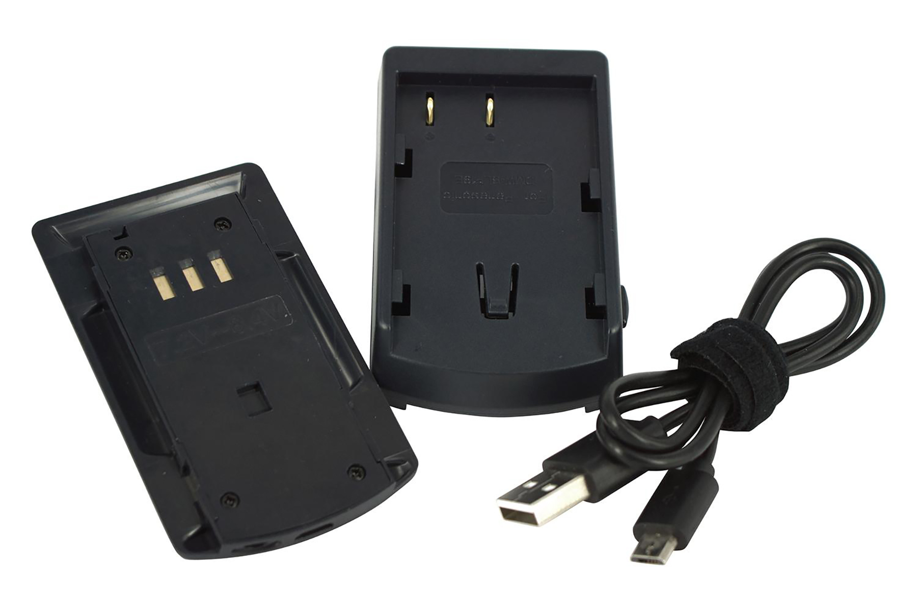 Schwarzes Batterieladegerät mit abgenommener Batterie und Kabel. Ladegerät hat zwei Stifte, ein USB- und ein Micro-USB-Kabel.