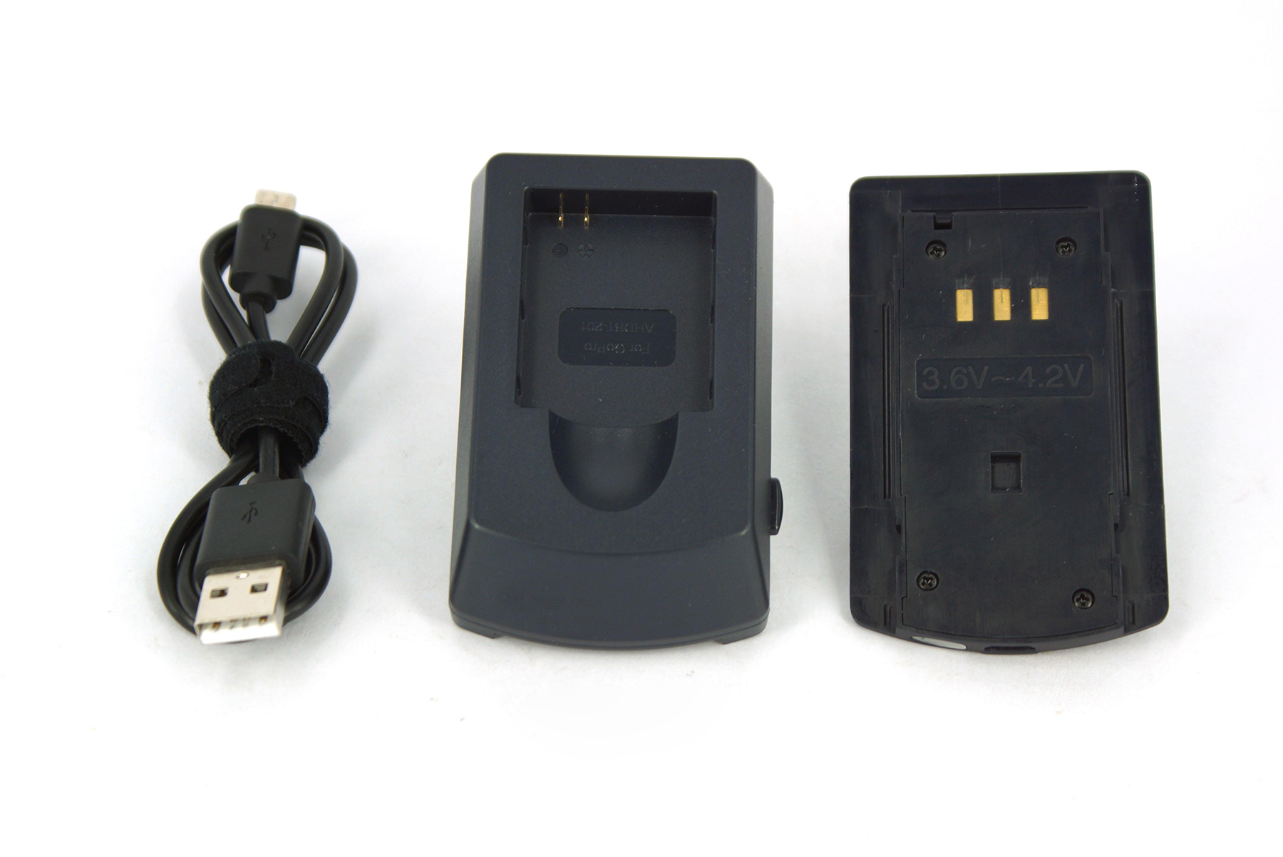Schwarzes Ladegerät, Akku und USB-Kabel auf weißem Hintergrund. Der Akku ist mit 3,6 V bis 4,2 V beschriftet.
