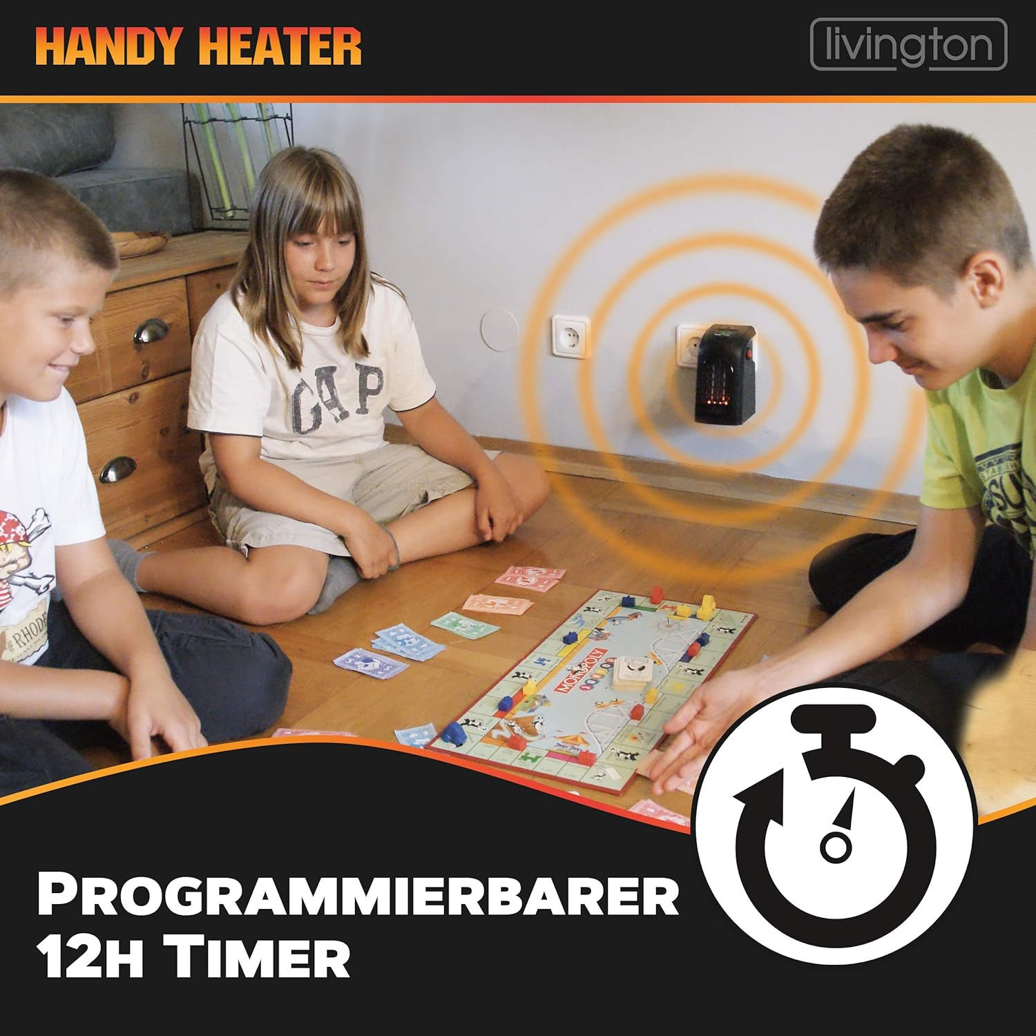 Drei Kinder spielen Monopoly in der Nähe eines an der Wand montierten Heizgeräts. Ein Timer-Symbol ist sichtbar. Die Szene deutet auf Wärme und Indoor-Aktivität hin.