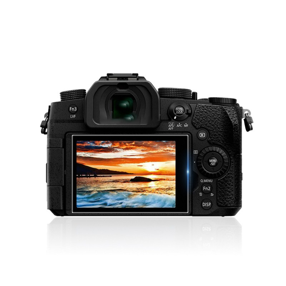 Una fotocamera nera mostra un tramonto sull'acqua. Pulsanti e quadranti visibili. La fotocamera è su una superficie bianca.