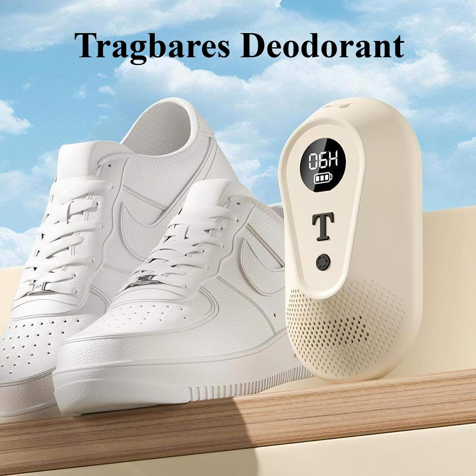 Weiße Turnschuhe und ein cremefarbener Schuh-Deodorant vor einem Himmelshintergrund. Das Deodorant hat ein Display mit Batterie und Uhrzeit.