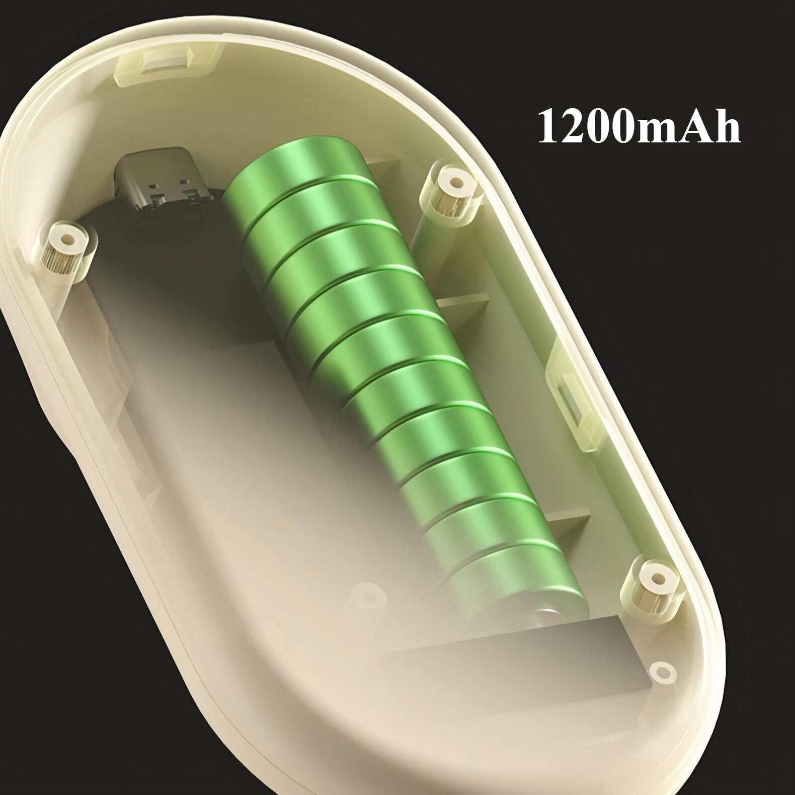 Ein offenes Gerät, das eine grüne zylindrische Batterie mit der Aufschrift '1200mAh' zeigt, mit einem Ladeanschluss und einem weißen Gehäuse auf Schwarz.