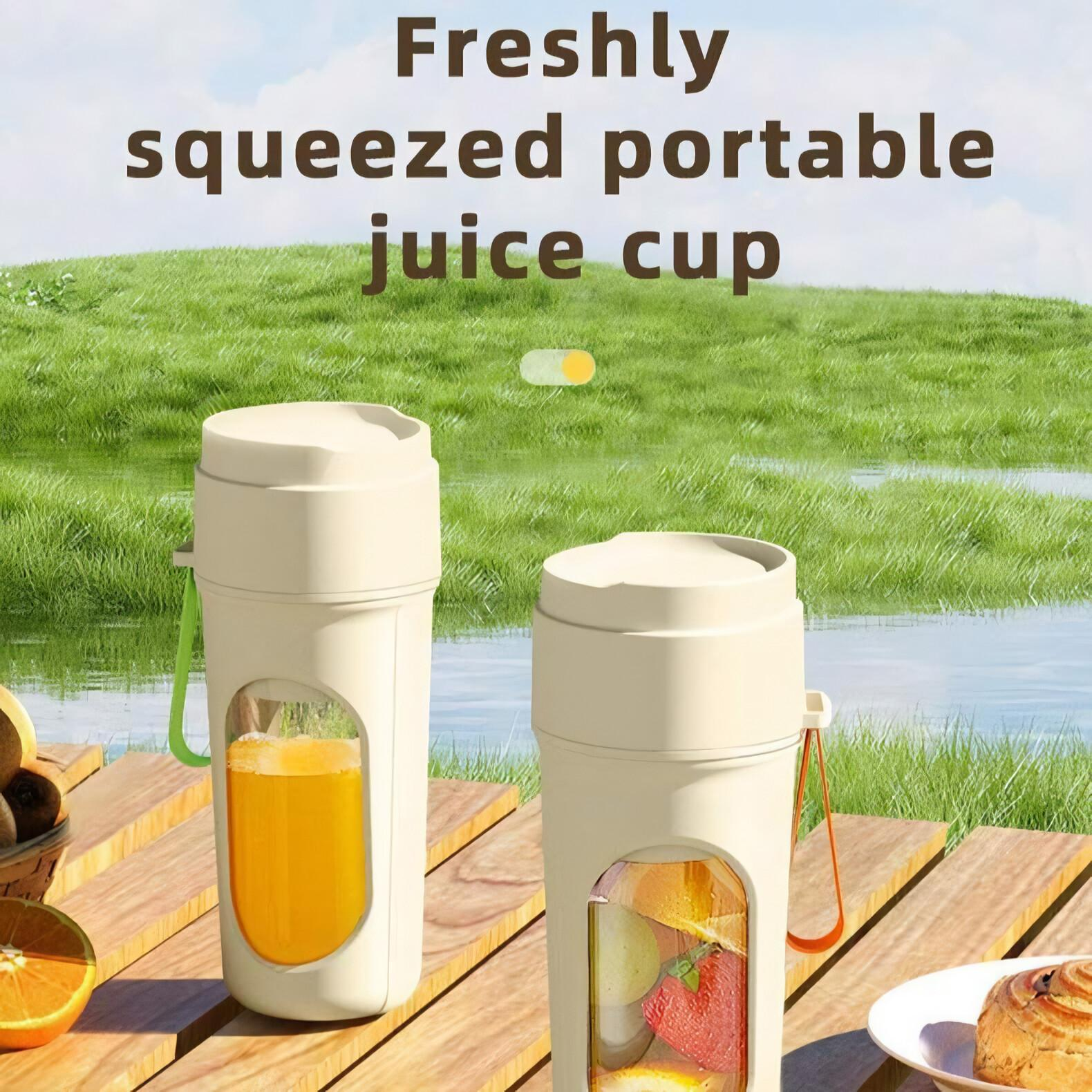 Zwei beige Saftbecher mit Obst und Saft. Ein Holztisch mit Obst und Gebäck vor einem See und Gras.