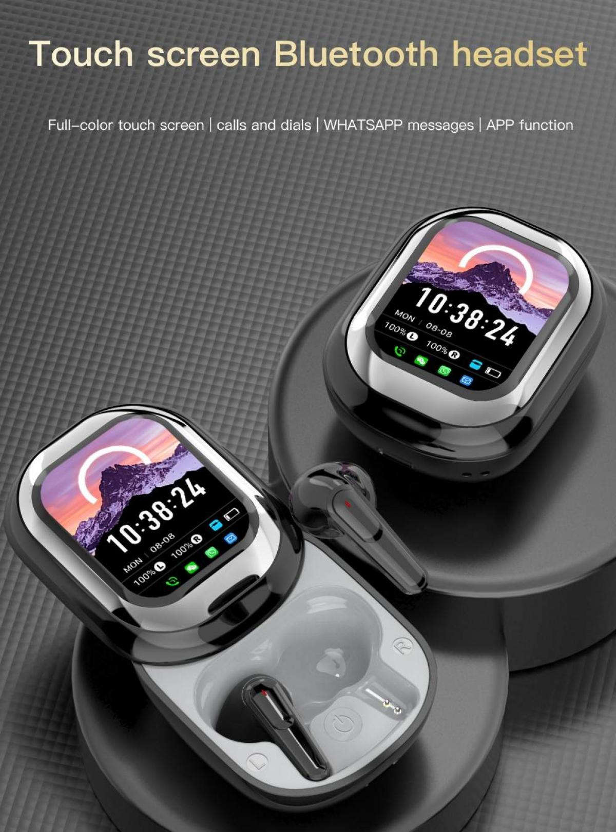 Das Bild zeigt ein Bluetooth-Headset mit Touchscreen-Anzeige, die Zeit, Akkulaufzeit und Symbole anzeigt, mit Ohrhörern in einem Ladecase.