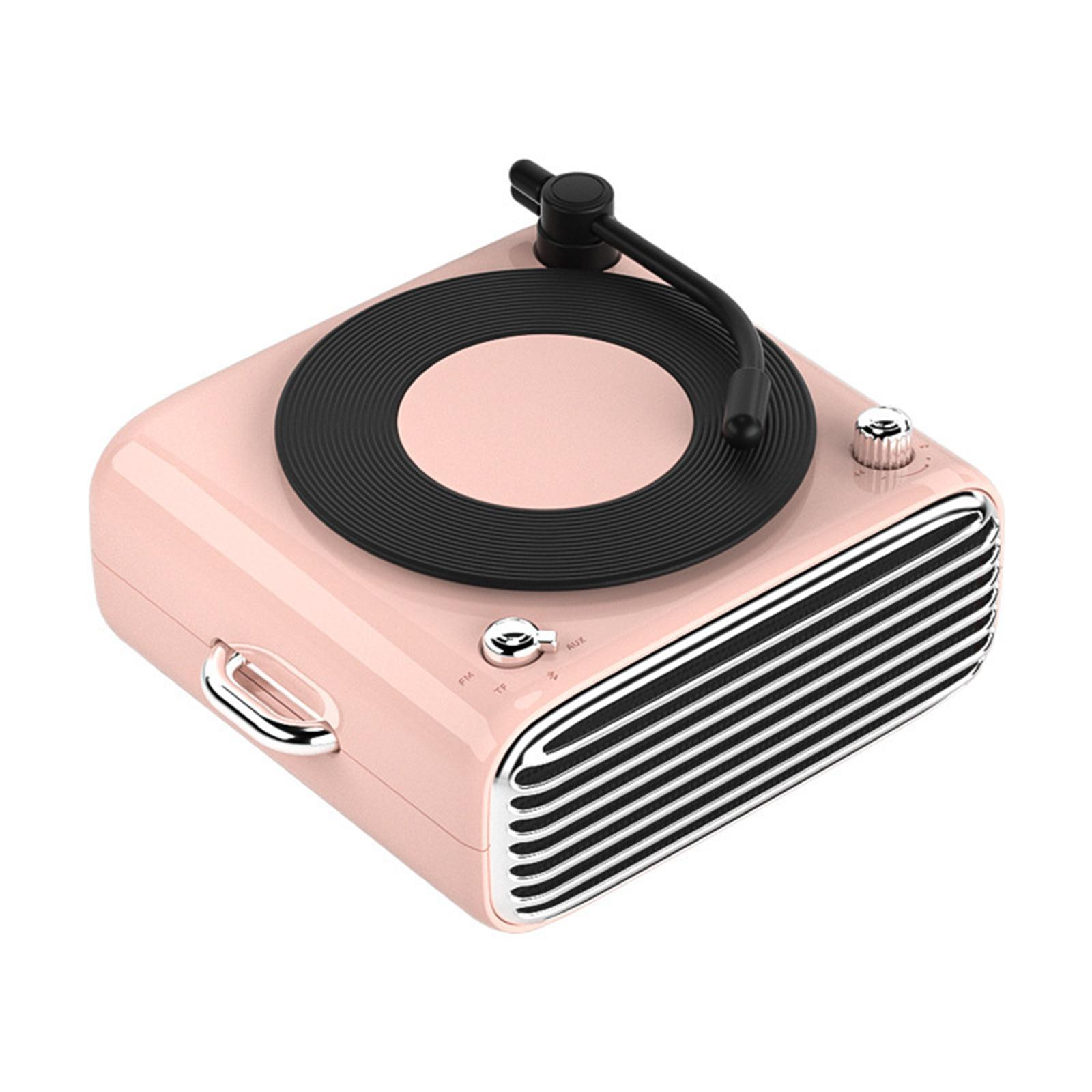 Ein rosa Plattenspieler im Retro-Stil mit schwarzer Schallplatte und Arm. Er hat silberne Akzente und einen Lautsprechergrill.