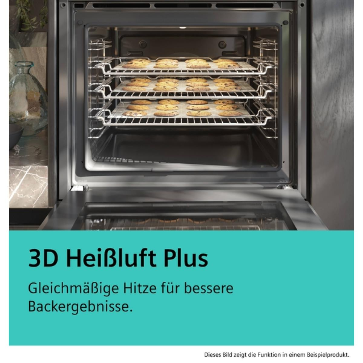 Ein Ofen mit drei Rosten, die Kekse halten. Die Ofentür ist geöffnet. Text: 3D Heißluft plus, gleichmäßige Hitze für bessere Backergebnisse.