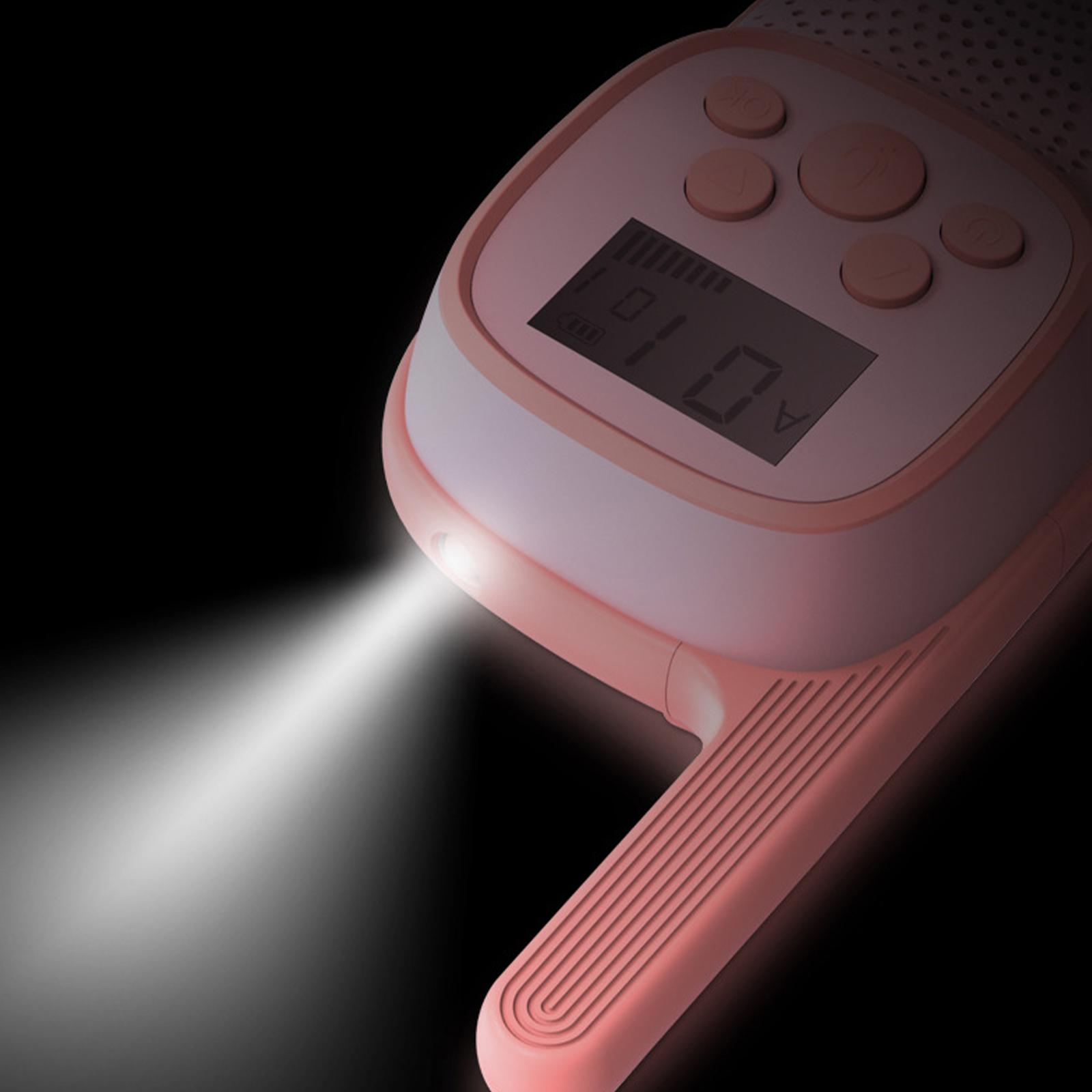 Ein rosa medizinisches Gerät mit Bildschirm und Knöpfen. Ein helles Licht scheint vor schwarzem Hintergrund.