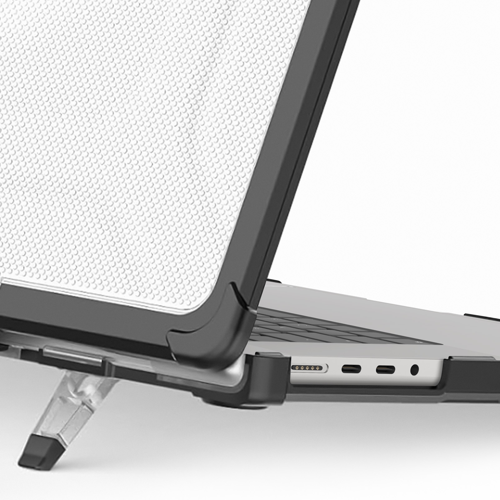 Laptop in einer Schutzhülle. Die Hülle hat eine weiße, gemusterte Innenseite und schwarze Ränder. Der Laptop ist geöffnet und zeigt Anschlüsse und den Bildschirm.