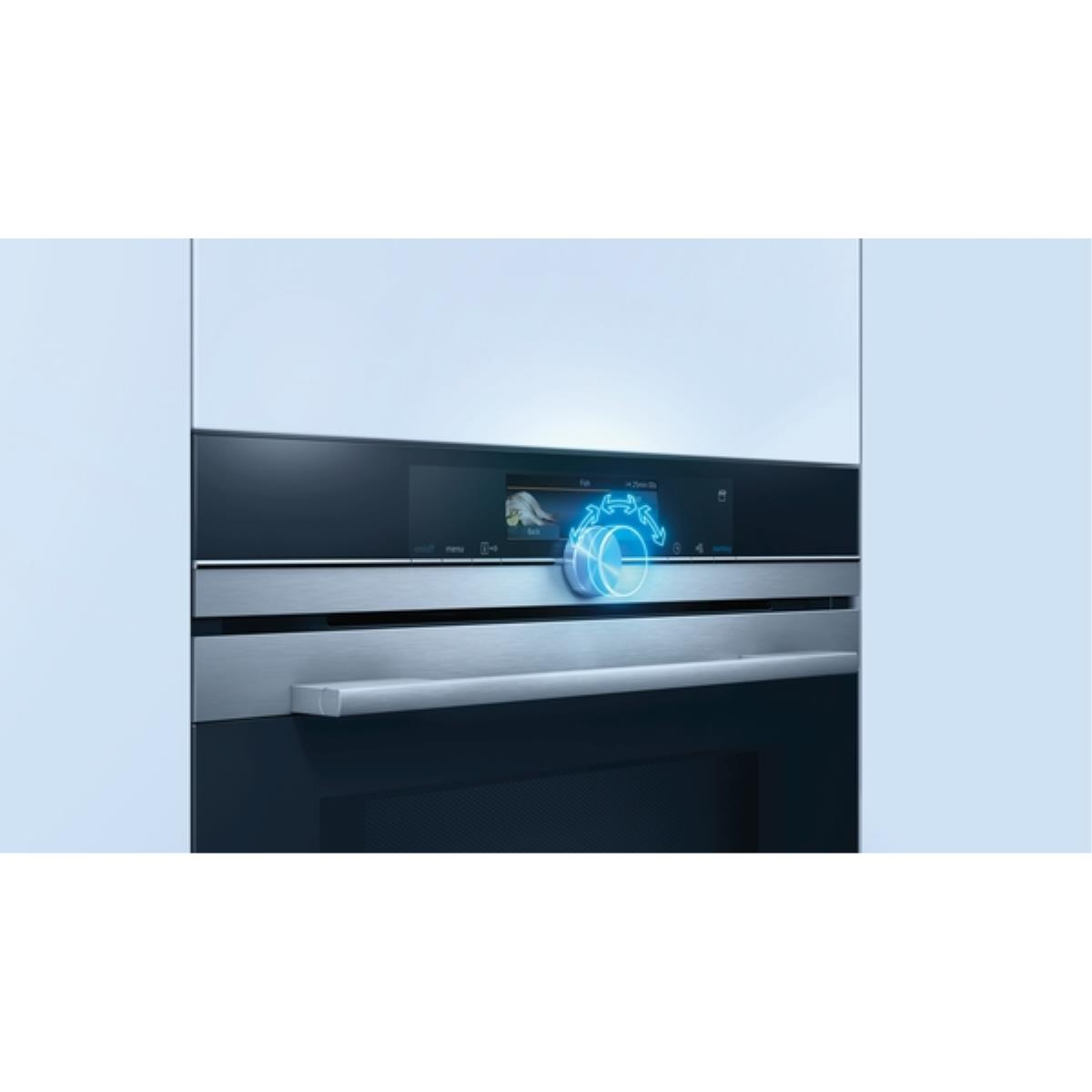 Ein moderner Ofen mit Touch-Display und Drehknopf, blaue Akzente auf dem Bildschirm, silberner Griff und weiße Paneele.