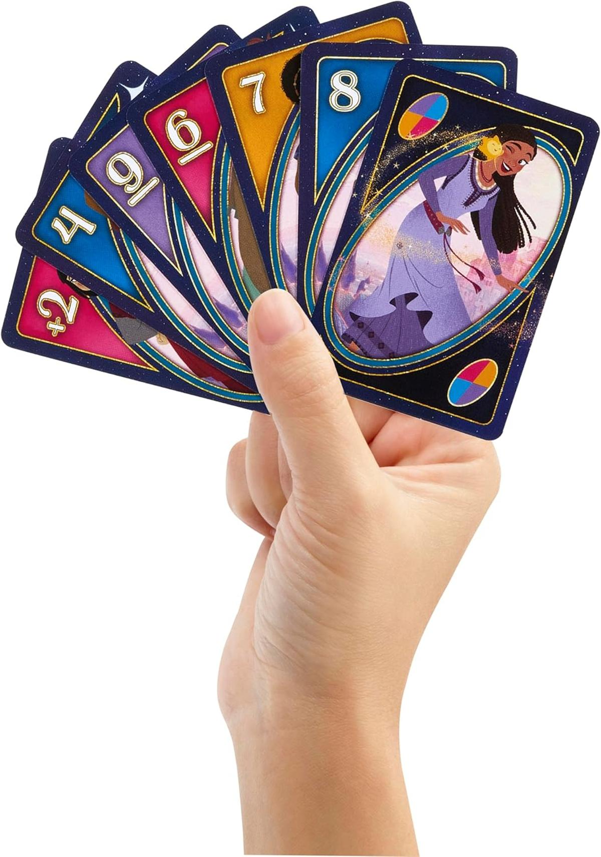 Eine Hand hält einen Fächer aus Uno-Karten. Karten zeigen Zahlen und Disney-Figuren. Das Farbschema umfasst Blau, Gelb, Rosa und Lila.