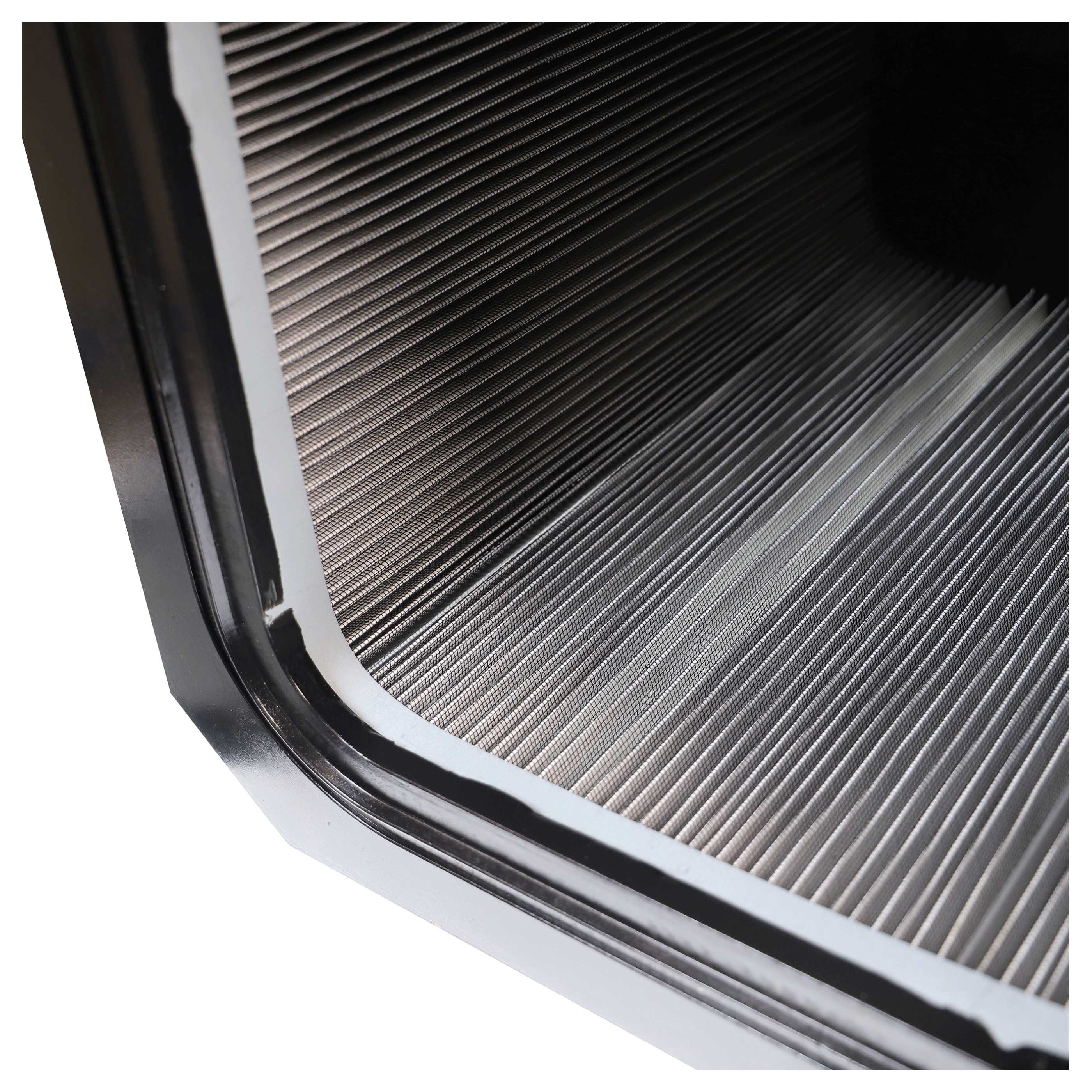 Nahaufnahme eines Filters mit geschichtetem, plissiertem Metallgitter. Es ist in einem schwarzen Rahmen mit weißem Rand eingefasst.