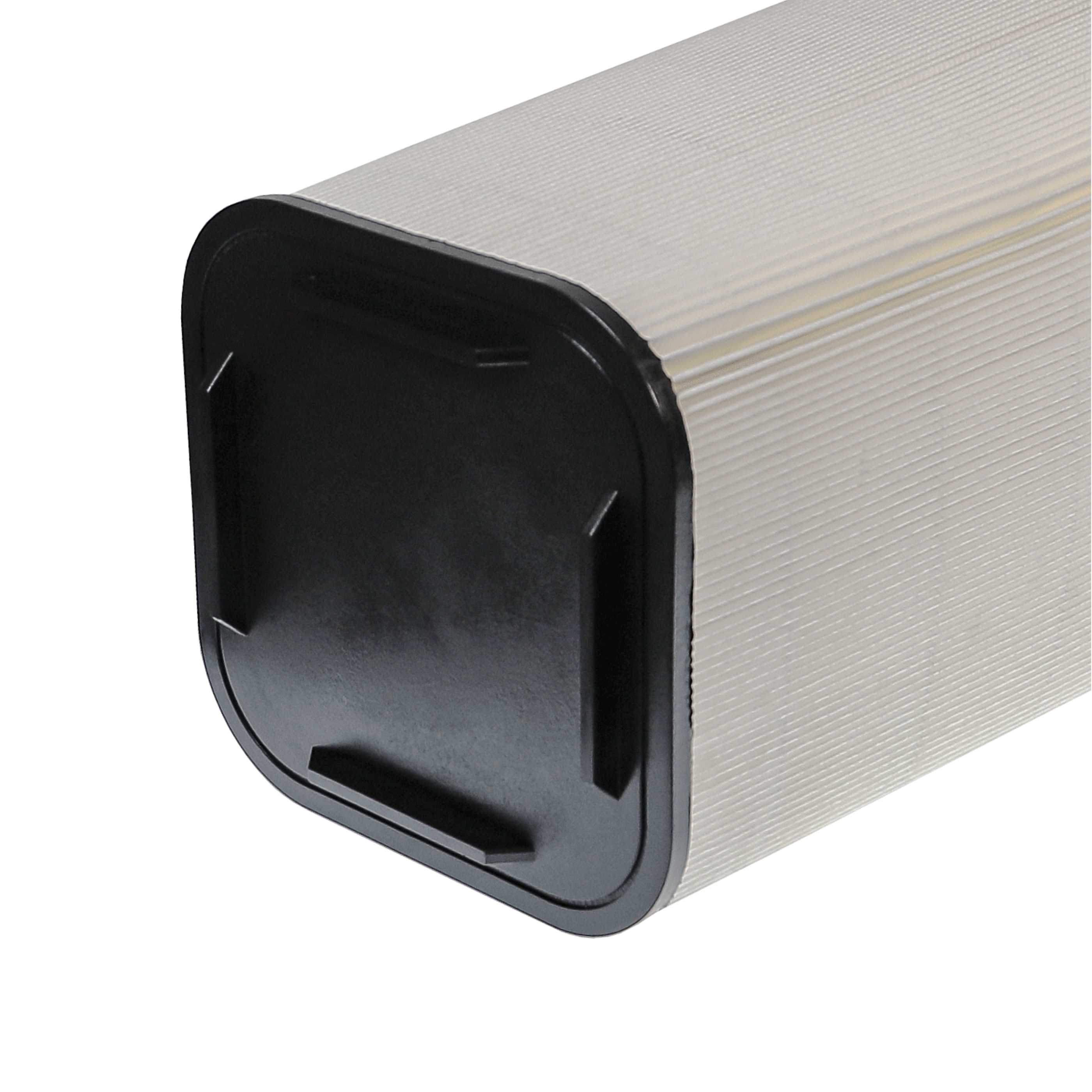 Nahaufnahme eines rechteckigen Luftfilters. Der Filter hat einen schwarzen Kunststoffrahmen und weißes, plissiertes Filtermaterial.