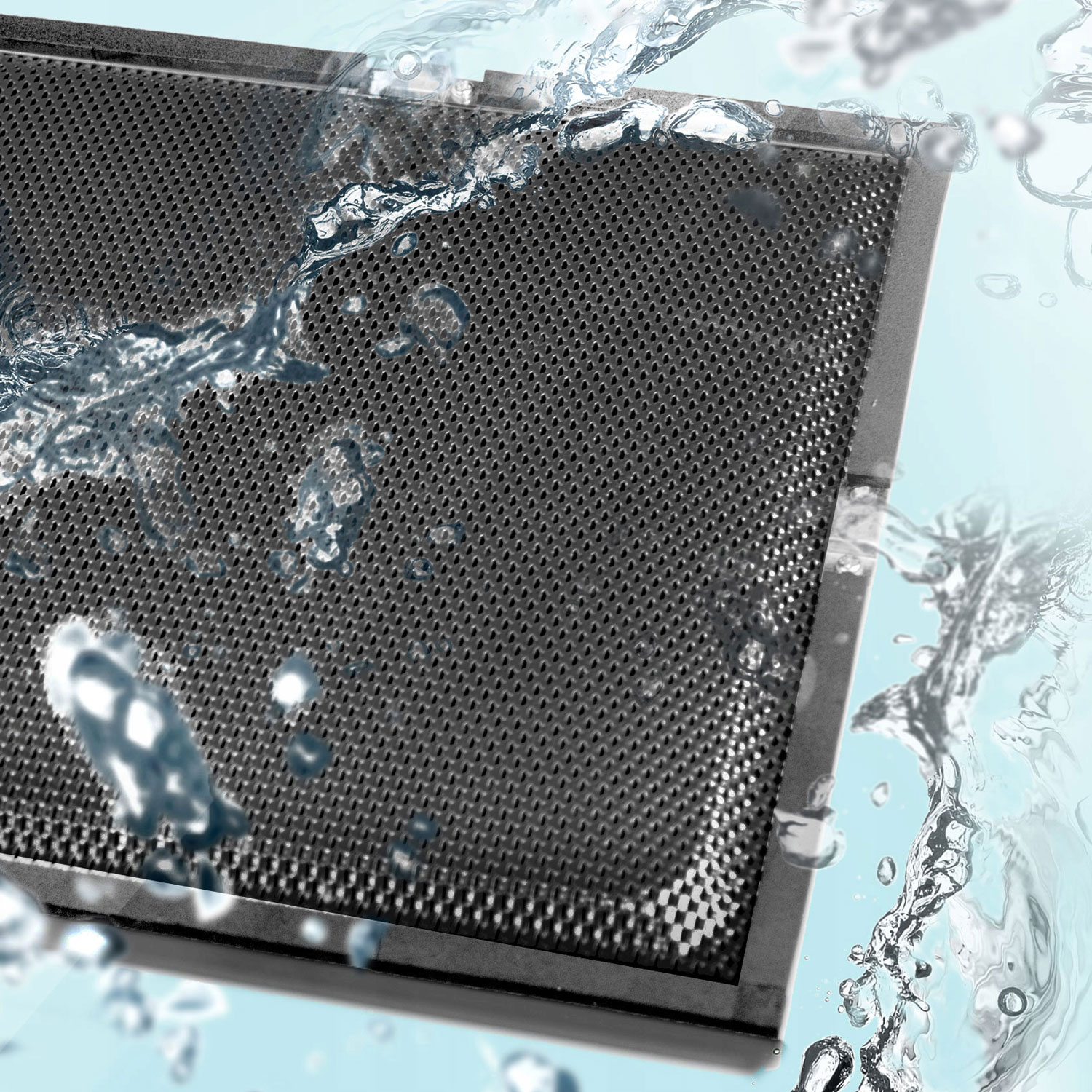 Ciemny, perforowany filtr jest ochlapany wodą. Tło jest jasnoniebieskie z kroplami wody.