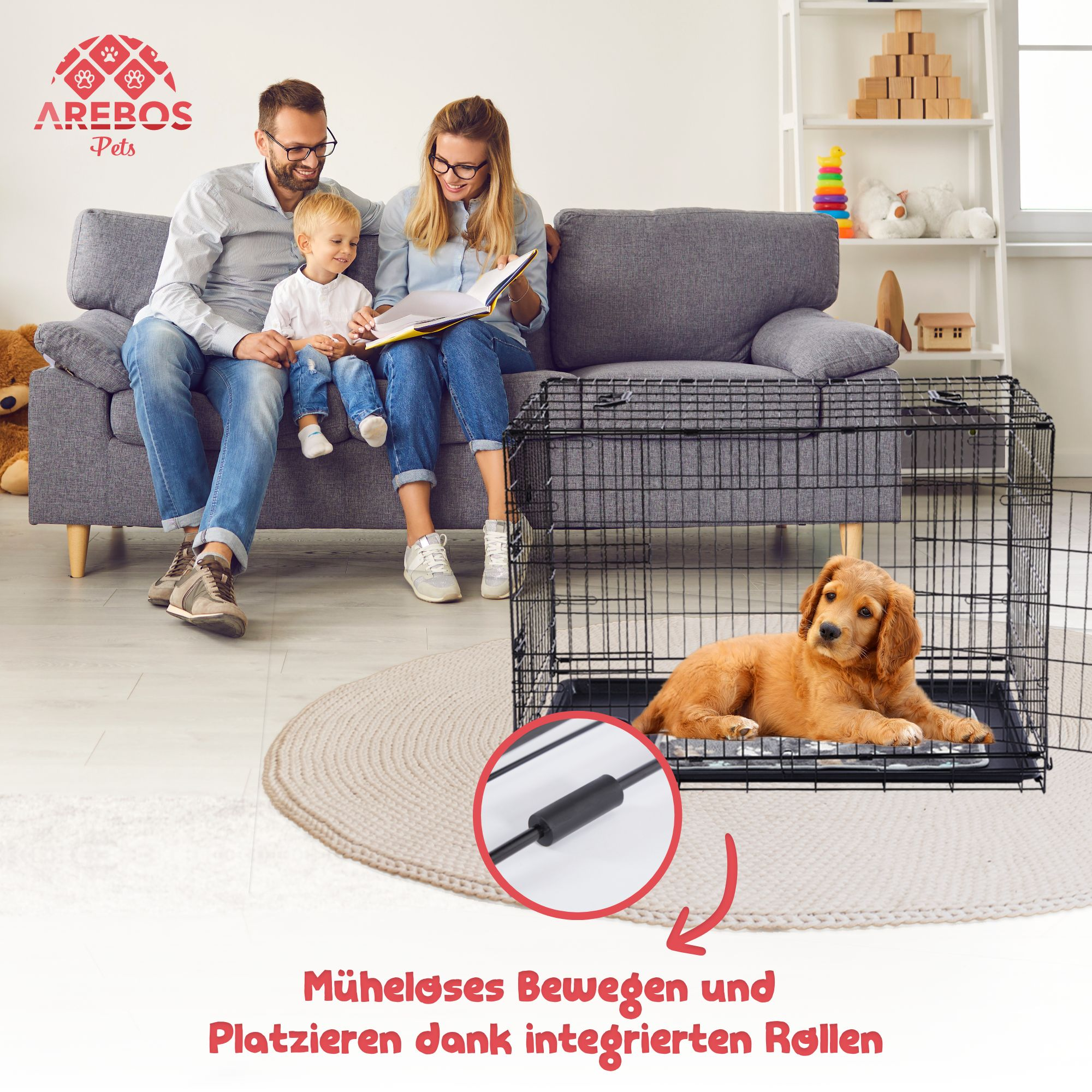 Eine Familie sitzt auf einem Sofa und liest ein Buch. Ein Welpe liegt in einer schwarzen Kiste auf einem Teppich. Regale mit Spielzeug im Hintergrund.