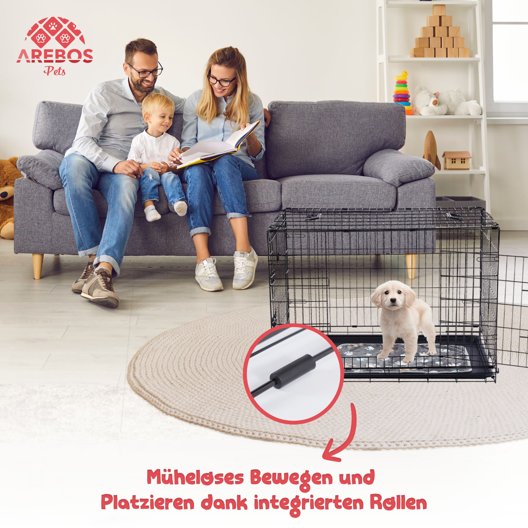 Eine Familie liest auf einem Sofa. Ein Welpe sitzt in einem Käfig. Vor ihm liegt ein Teppich mit einem Pfeil, der auf ein Rad zeigt.