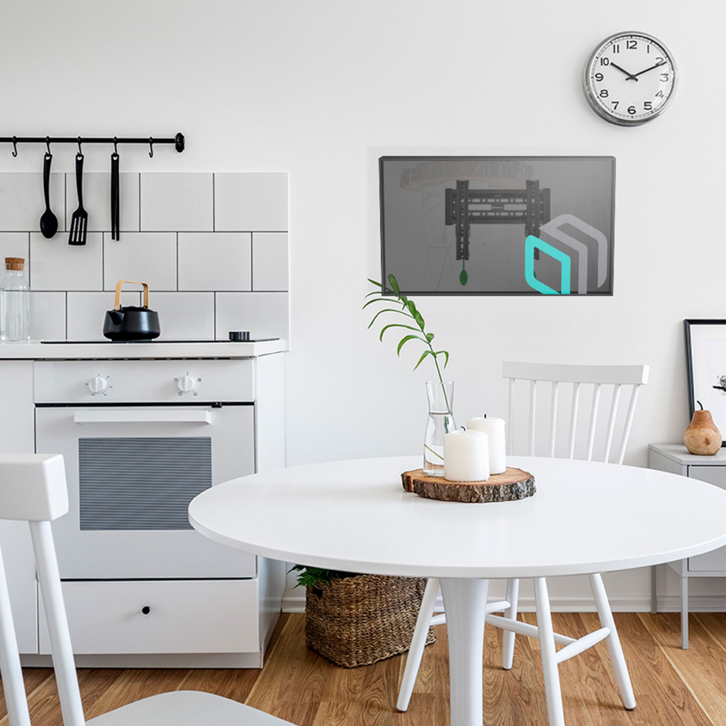 Biała kuchnia z okrągłym stołem, krzesłami i zegarem. Telewizor na ścianie. Przedmioty: czajnik i świece.