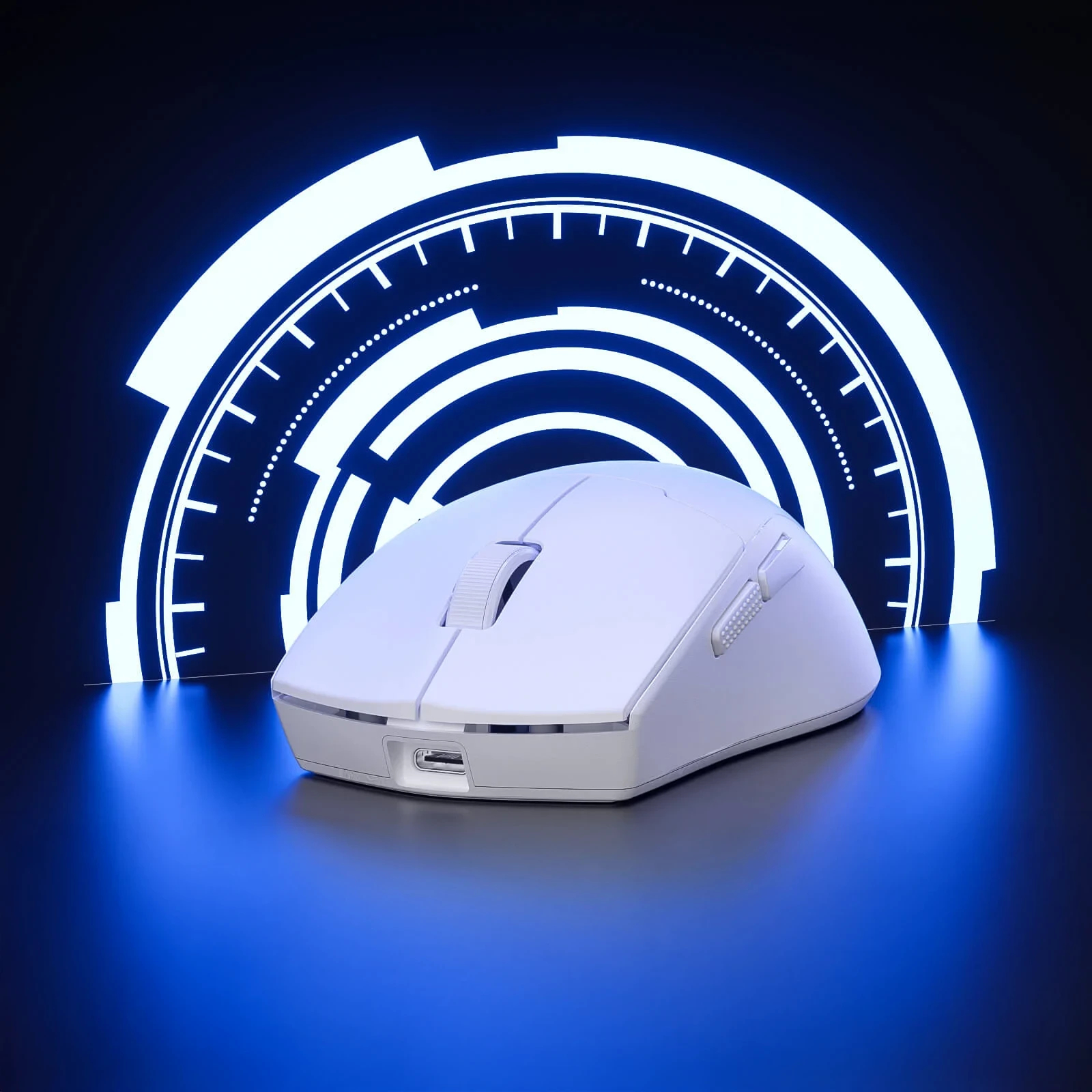 Un mouse bianco su una superficie blu, con un design futuristico luminoso sullo sfondo.
