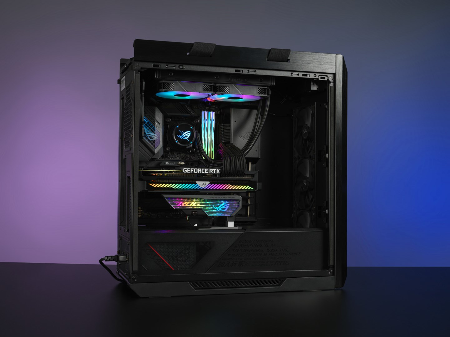 Case per computer nero con componenti interni visibili: GPU, dissipatore CPU, ventole con illuminazione RGB. Lo sfondo ha una sfumatura viola e blu.
