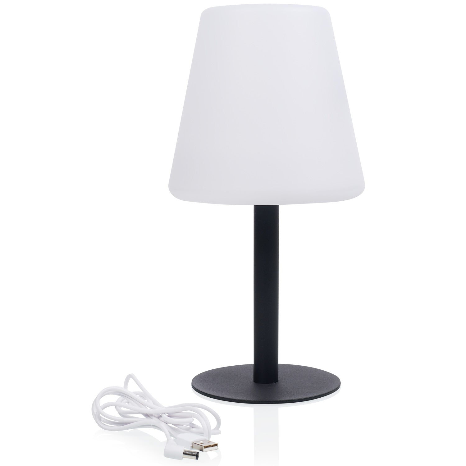 Eine weiße Lampe mit schwarzem Ständer und weißem Kabel. Die Lampe hat einen abgerundeten Lampenschirm und einen kreisförmigen Fuß.