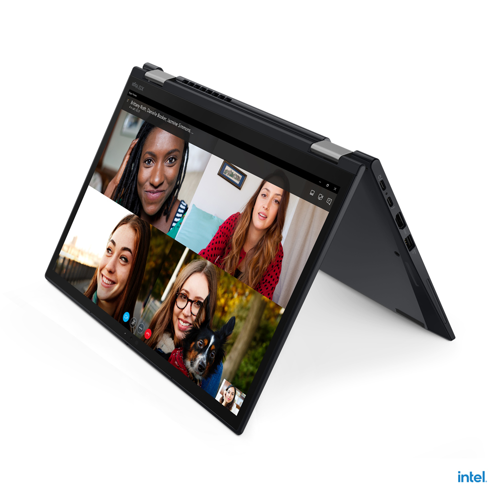 Ein schwarzer Laptop zeigt einen Videoanruf mit vier Frauen und einem Hund. Der Laptop ist teilweise geöffnet und zeigt Bildschirm und Tastatur.