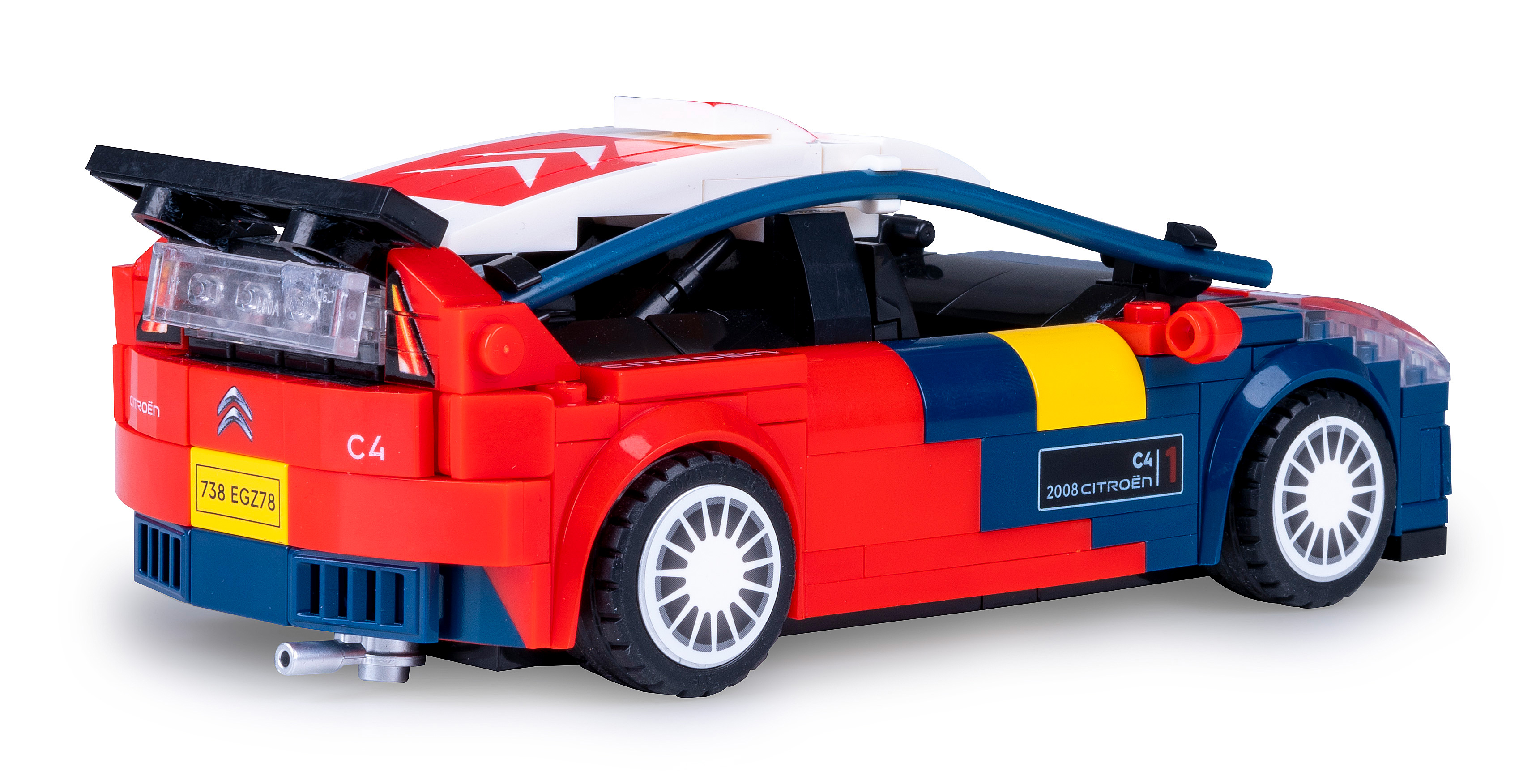 Ein Lego Citroen C4 Modellauto. Es hat rote, blaue, gelbe und weiße Elemente. Das Auto steht auf einer weißen Oberfläche mit weißem Hintergrund.