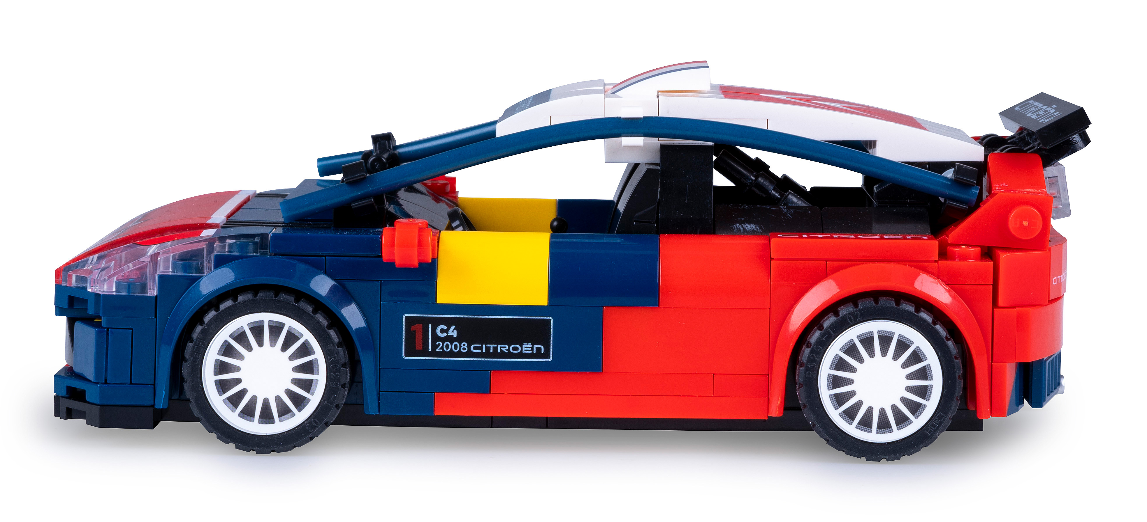 Ein farbenfrohes Lego Citroën C4 Automodell. Es hat rote, blaue, gelbe und weiße Teile. Das Auto steht auf einer weißen Oberfläche.