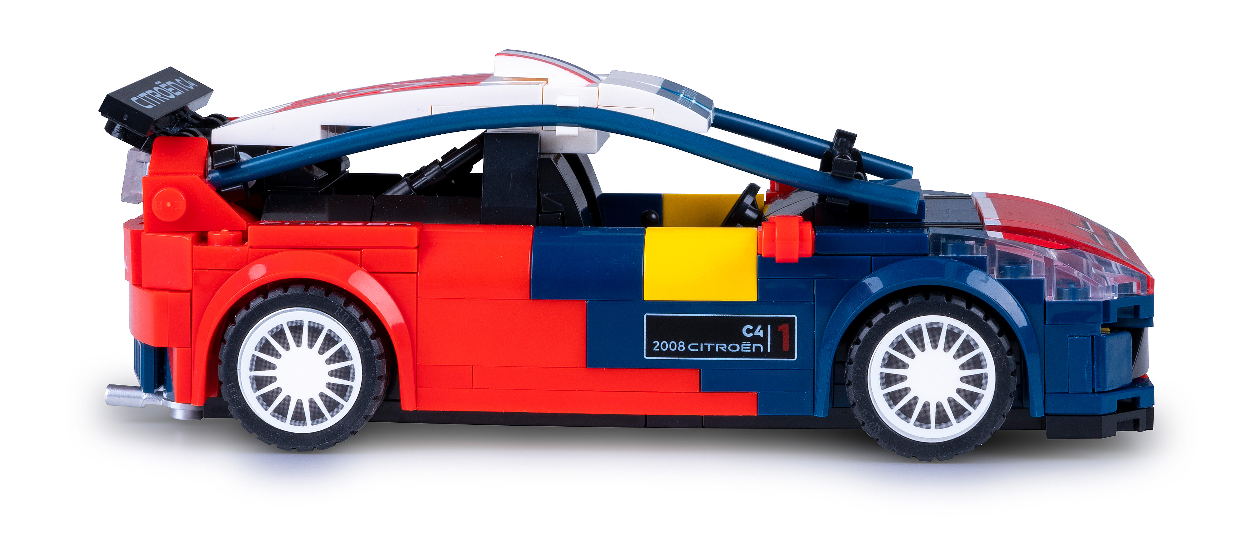 Ein Lego-Modell eines Citroën C4-Rennwagens. Es ist rot, blau und gelb. Das Auto hat weiße Räder und einen schwarzen Spoiler mit Citroën.