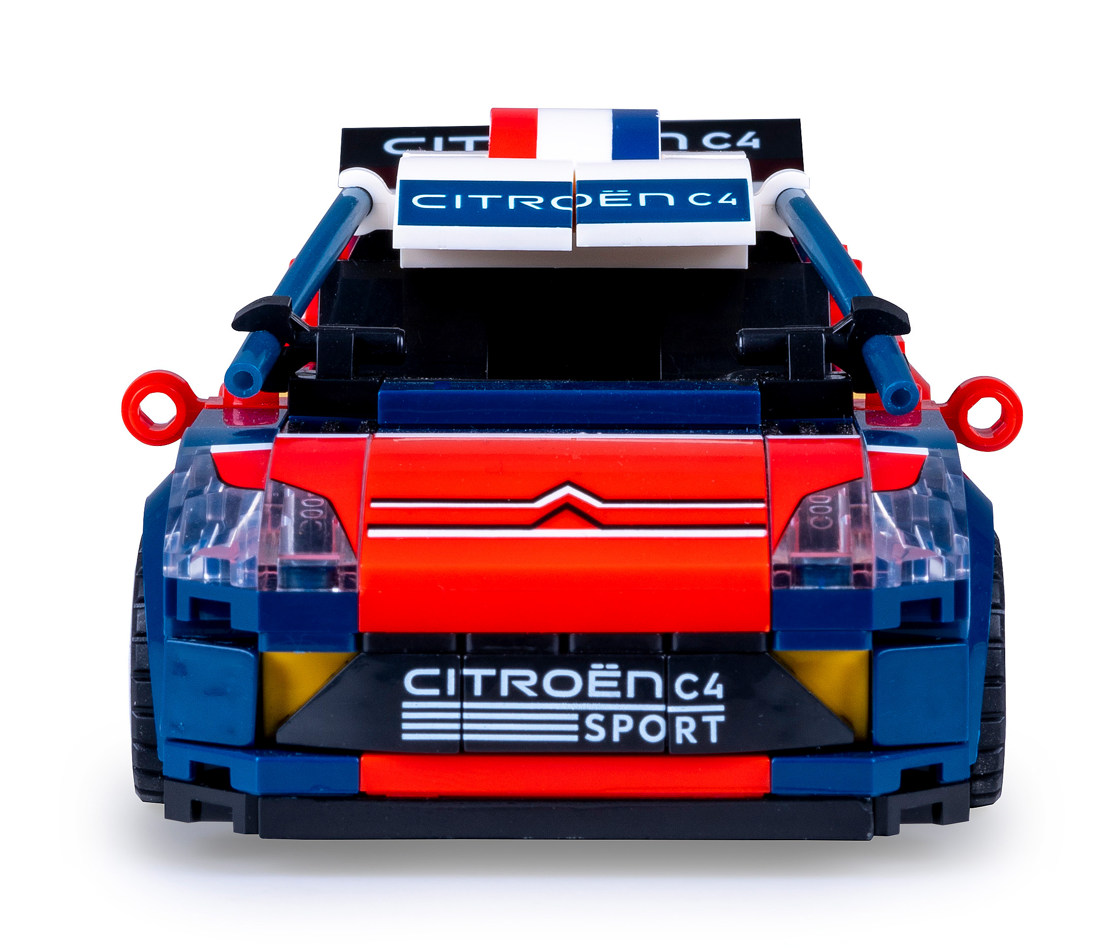 Ein rotes, blaues und schwarzes Citroën C4 Sport Spielzeugauto ist zentriert und dem Betrachter zugewandt. Das Auto hat Citroën-Logos.