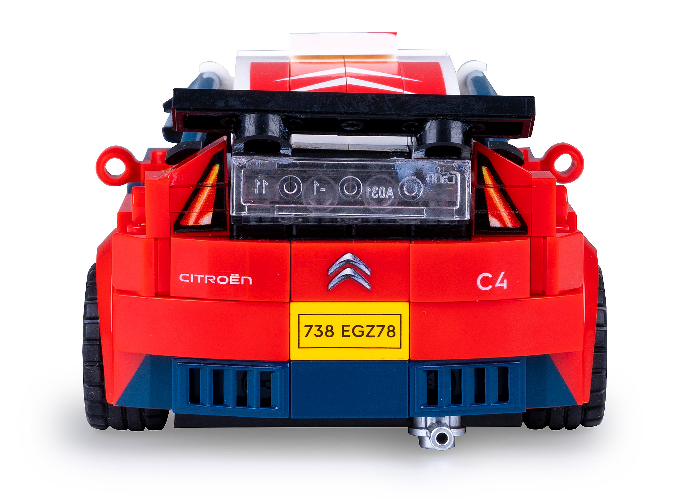 Rückansicht eines roten und blauen Lego Citroen C4 Rennwagens. Enthält Kennzeichen, Rücklichter und Citroen-Logo.