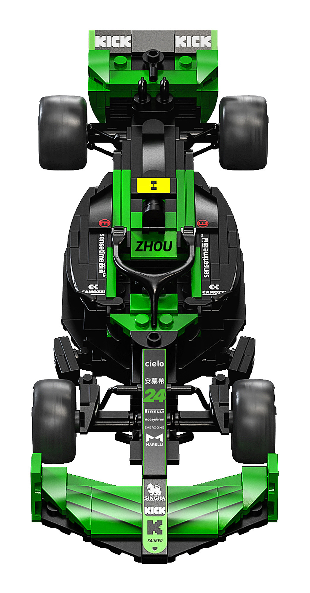 Draufsicht auf ein grünes und schwarzes Spielzeug-Rennauto mit der Aufschrift 'KICK' und 'ZHOU'. Das Auto hat vier schwarze Räder und Sponsorenlogos.