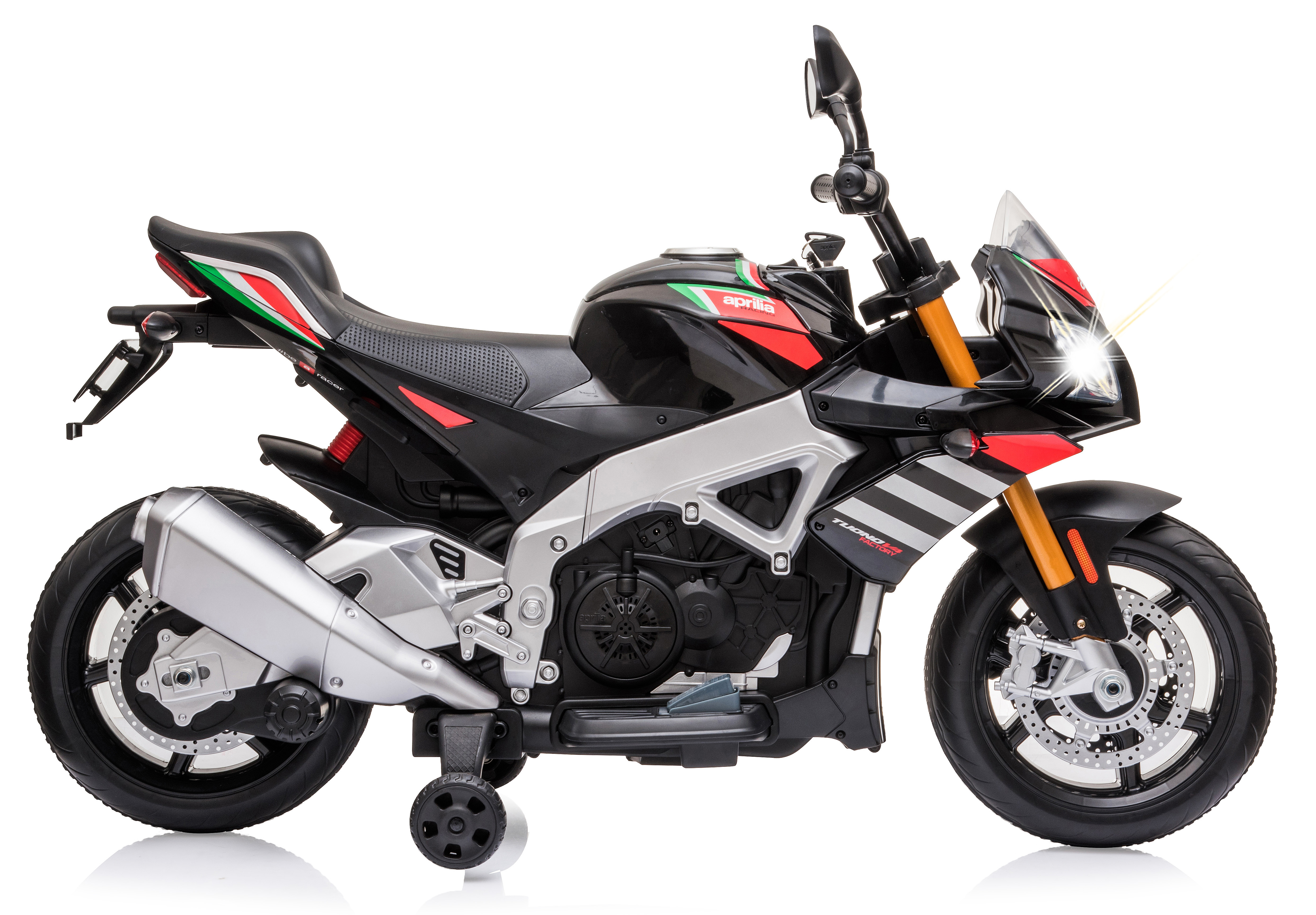 Una moto de juguete negra y plateada con detalles rojos y verdes. Tiene ruedas de entrenamiento y faros brillantes.