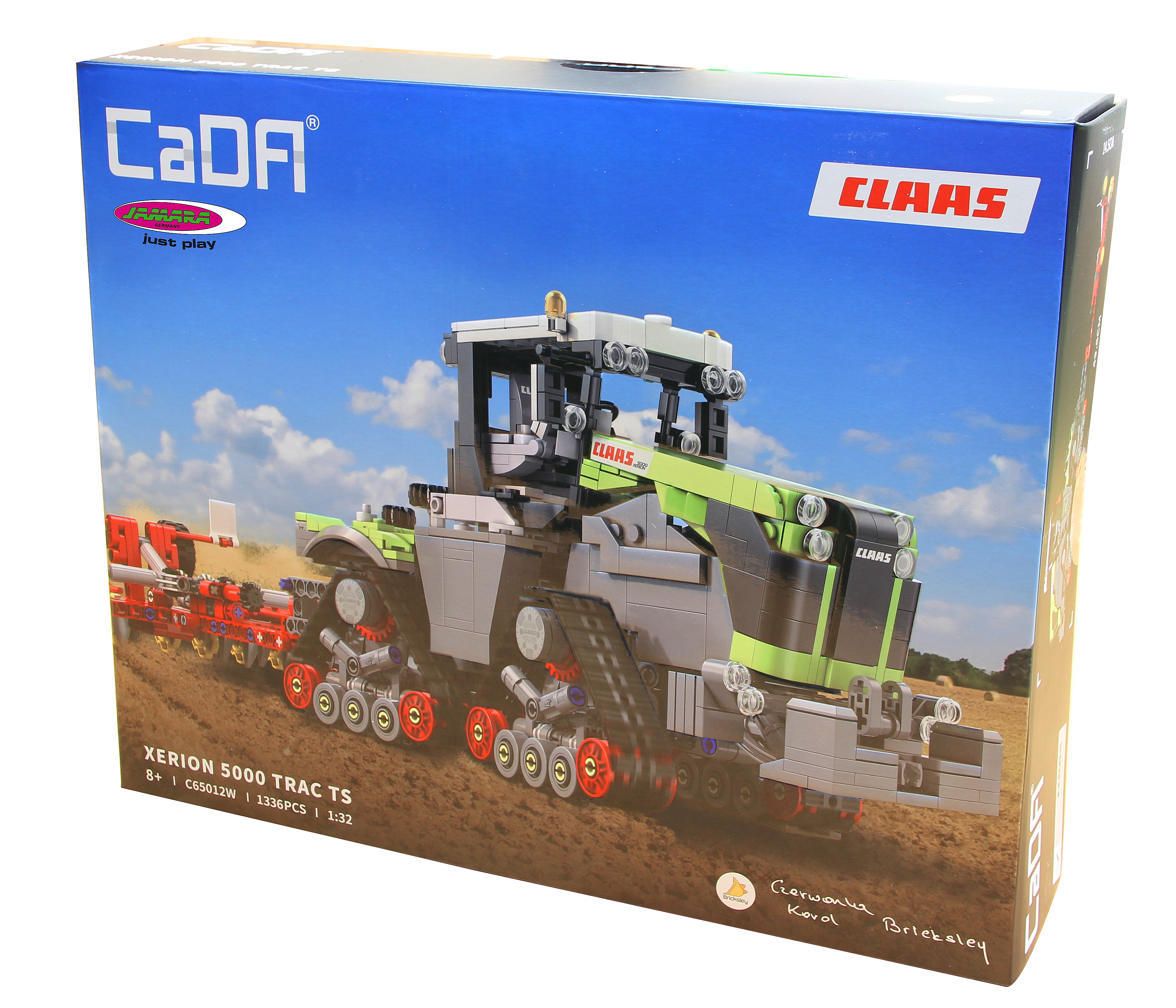 Die Schachtel zeigt ein Claas Xerion Traktormodell, grün und grau, mit einem roten Anhänger, auf braunem Boden, unter blauem Himmel.