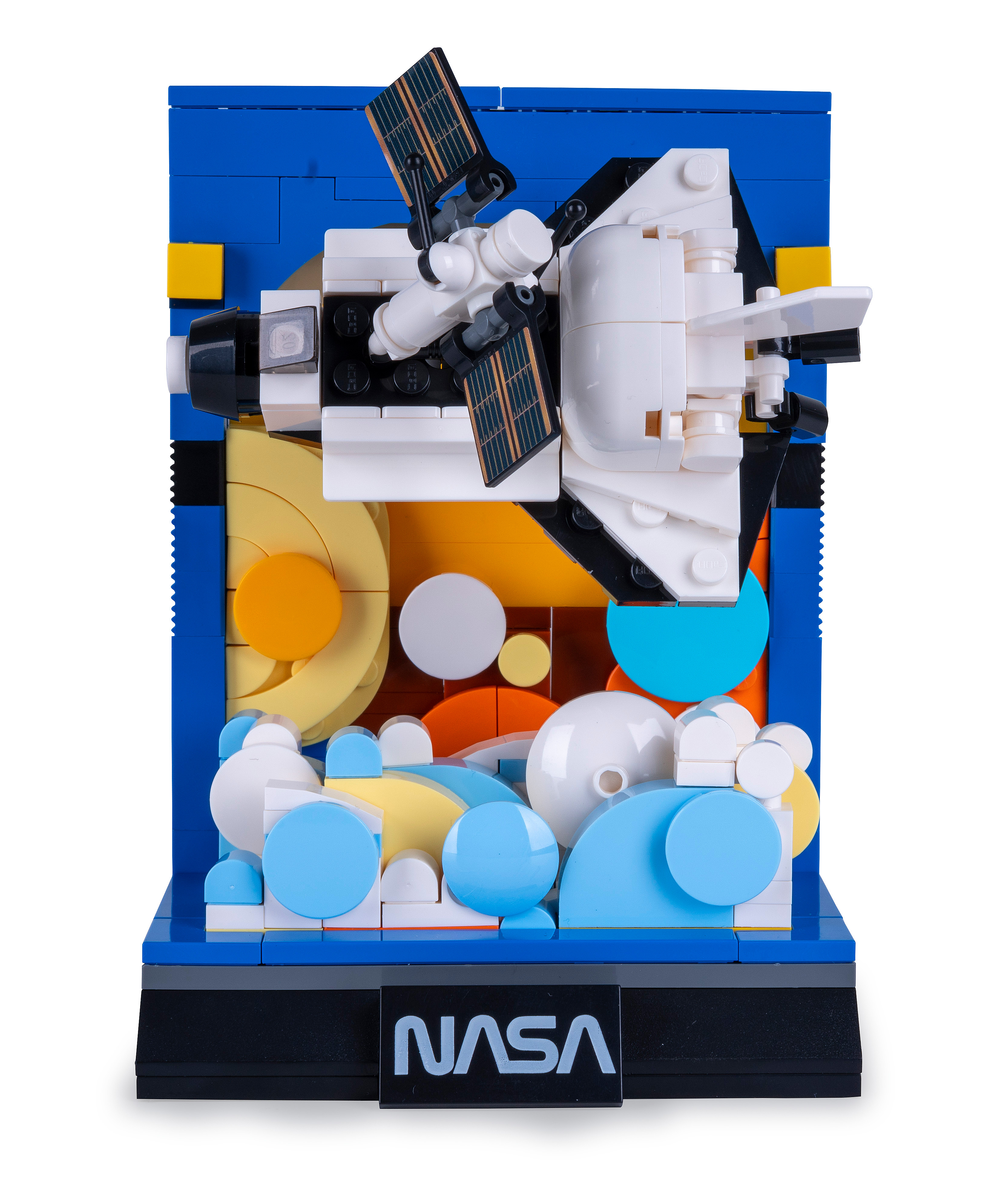 Ein Lego-Modell eines Space Shuttles mit NASA-Logo auf der Basis, in einer stilisierten blauen, gelben und weißen Darstellung.