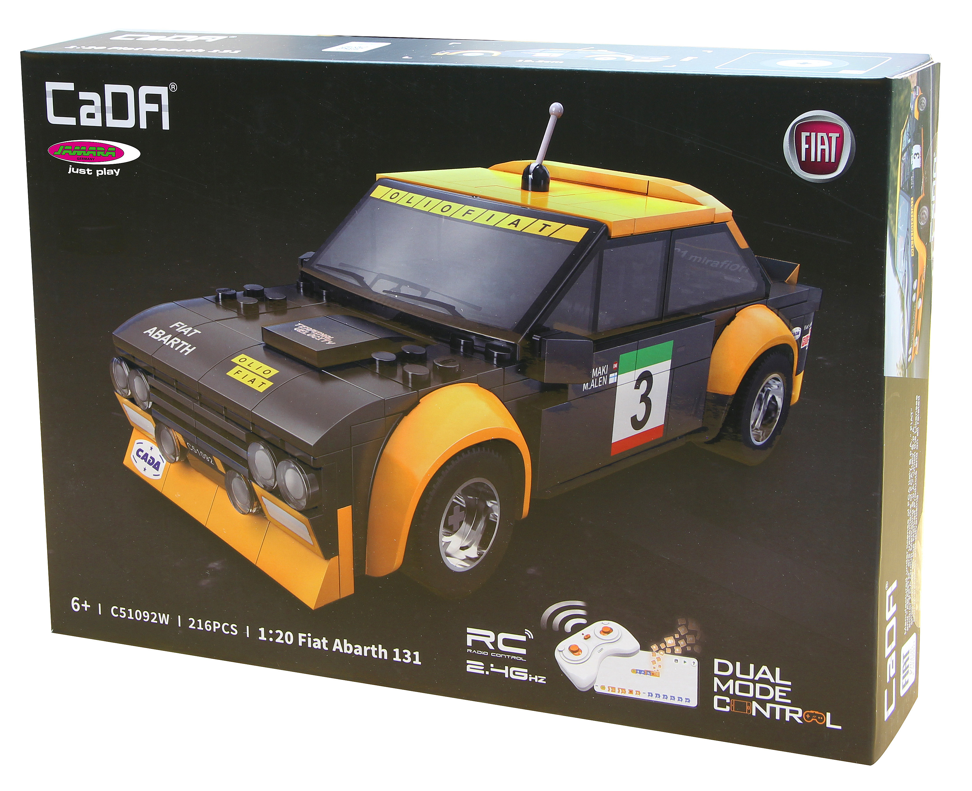 Ein schwarz-gelbes Fiat Abarth 131 Spielzeugauto befindet sich auf einer Box. Die Box hat Text und Logos.