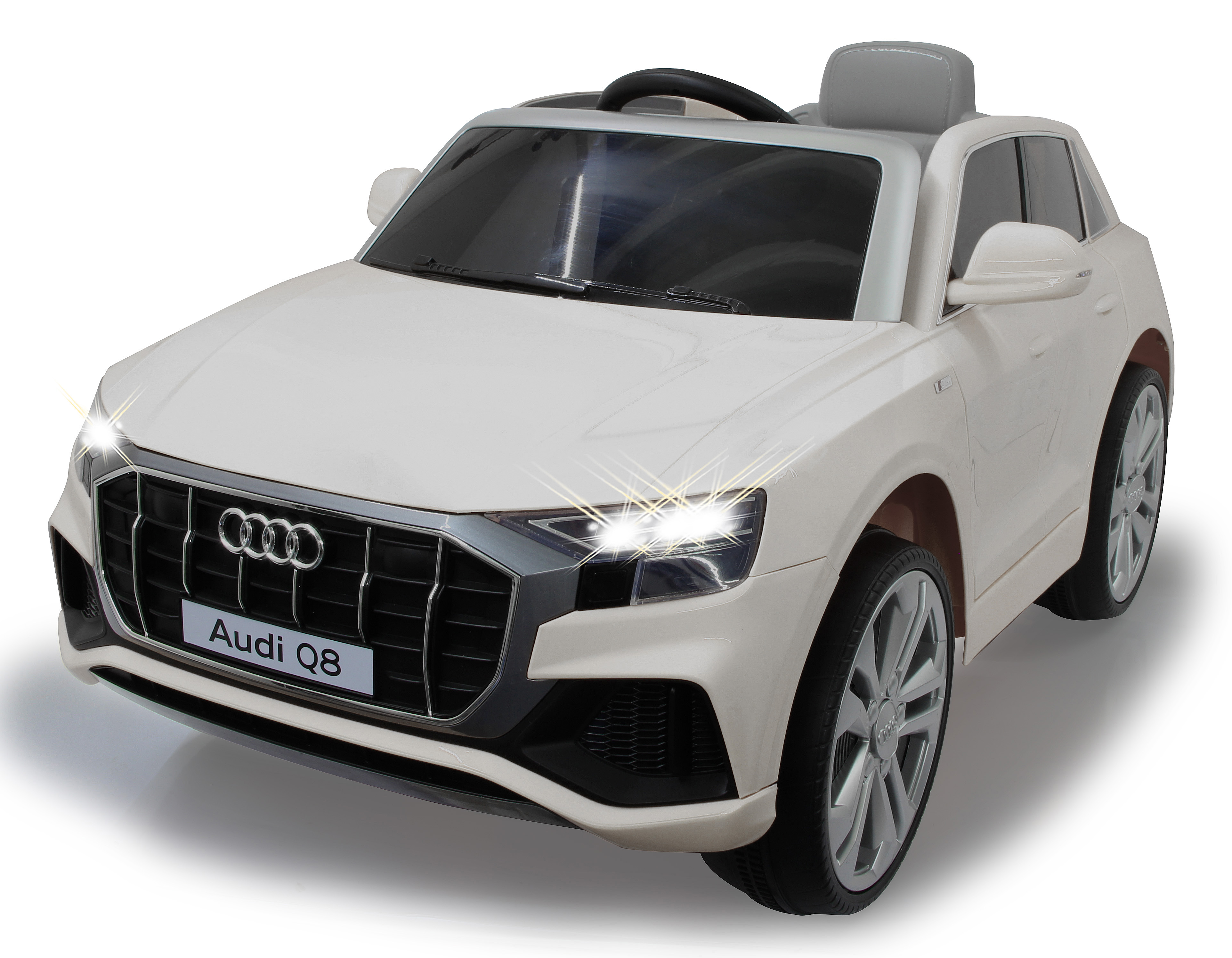 Ein weißes Audi Q8 Spielzeugauto wird gezeigt. Die Scheinwerfer sind eingeschaltet. Der Hintergrund ist weiß.