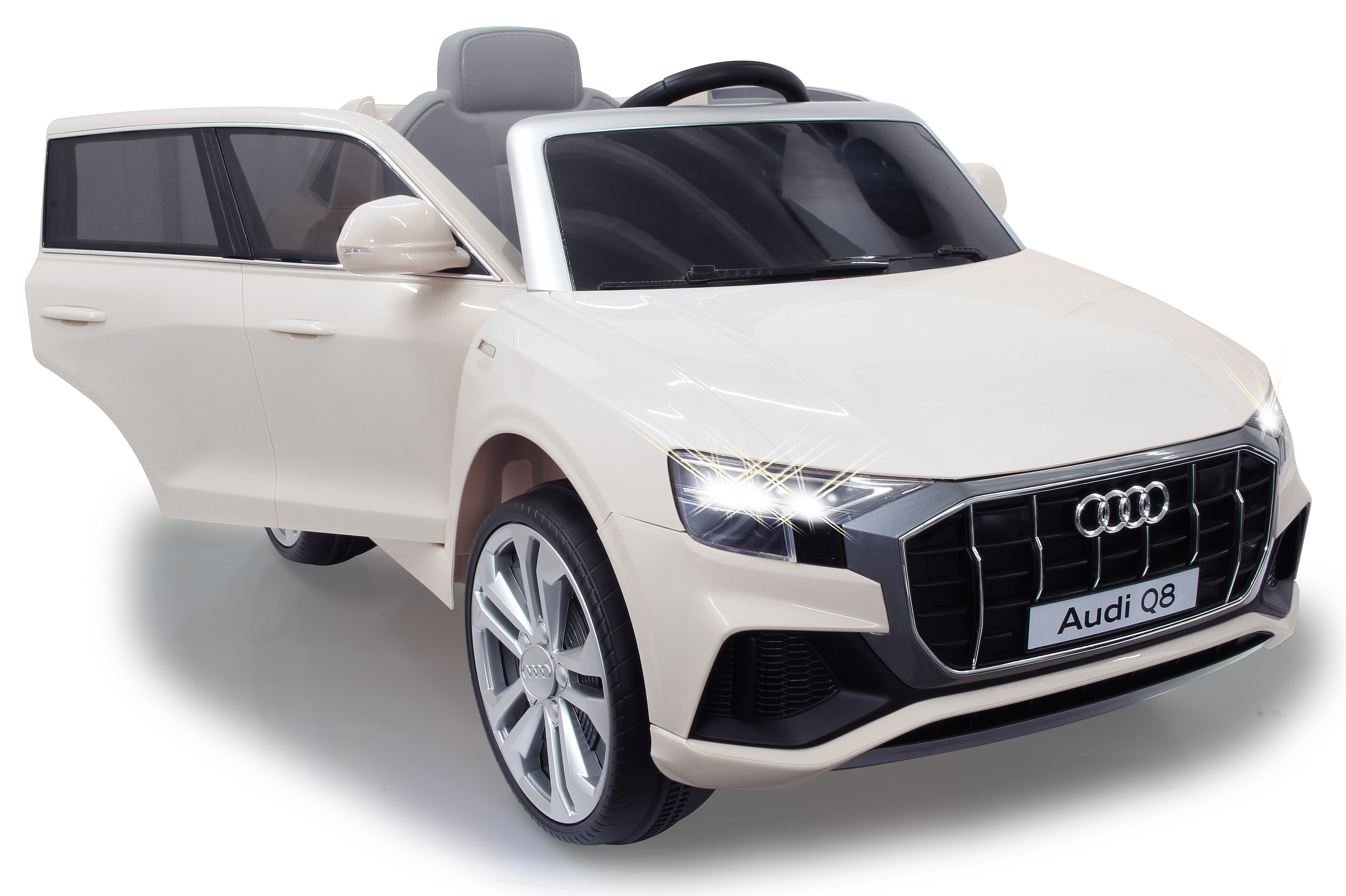 Beiges Audi Q8-Spielzeugauto für Kinder mit offener Tür, eingeschalteten Scheinwerfern und Audi-Logo.