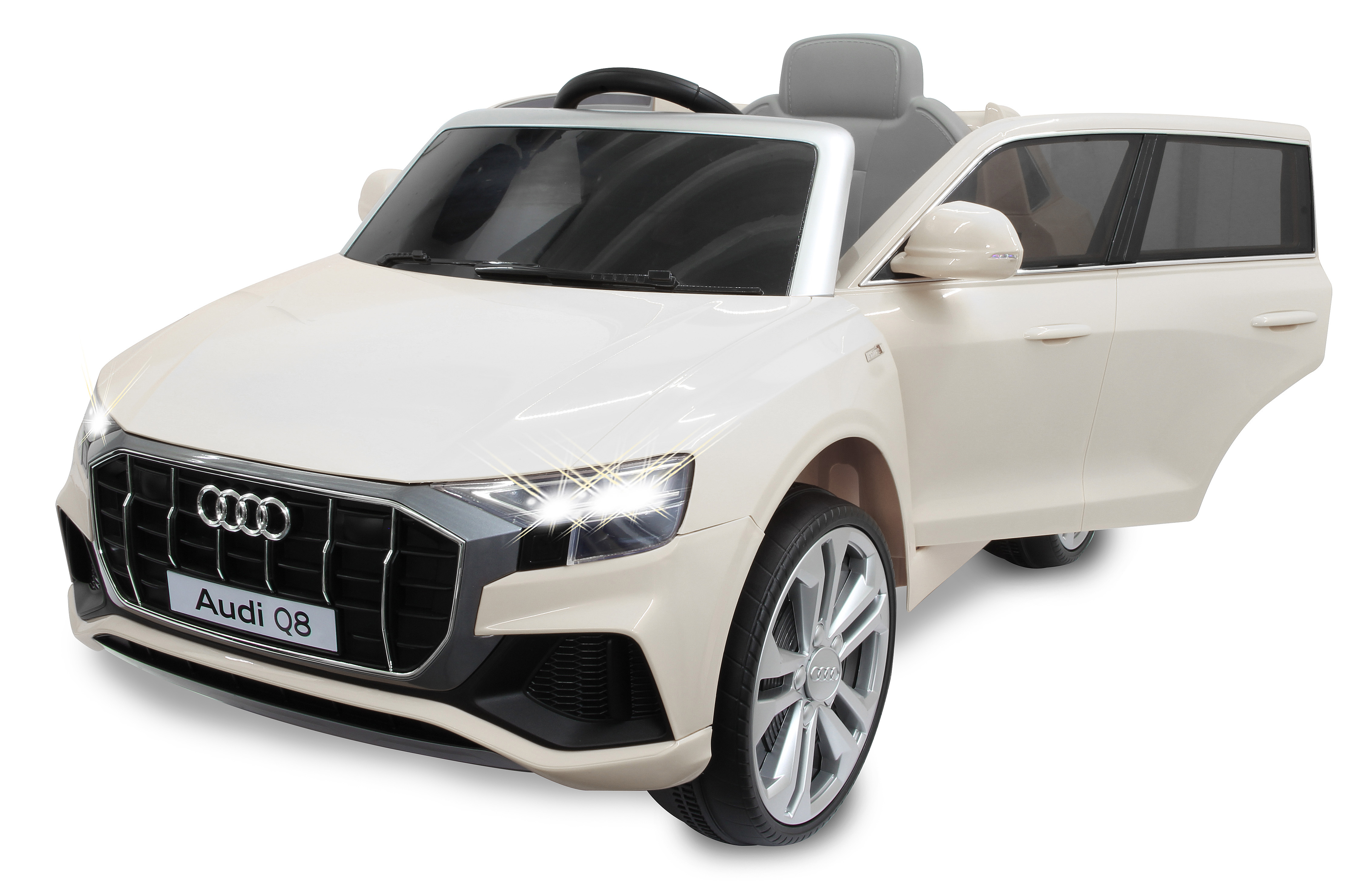 Ein cremefarbenes Audi Q8 Spielzeugauto mit offener Tür, eingeschaltetem Licht und Audi-Logo.