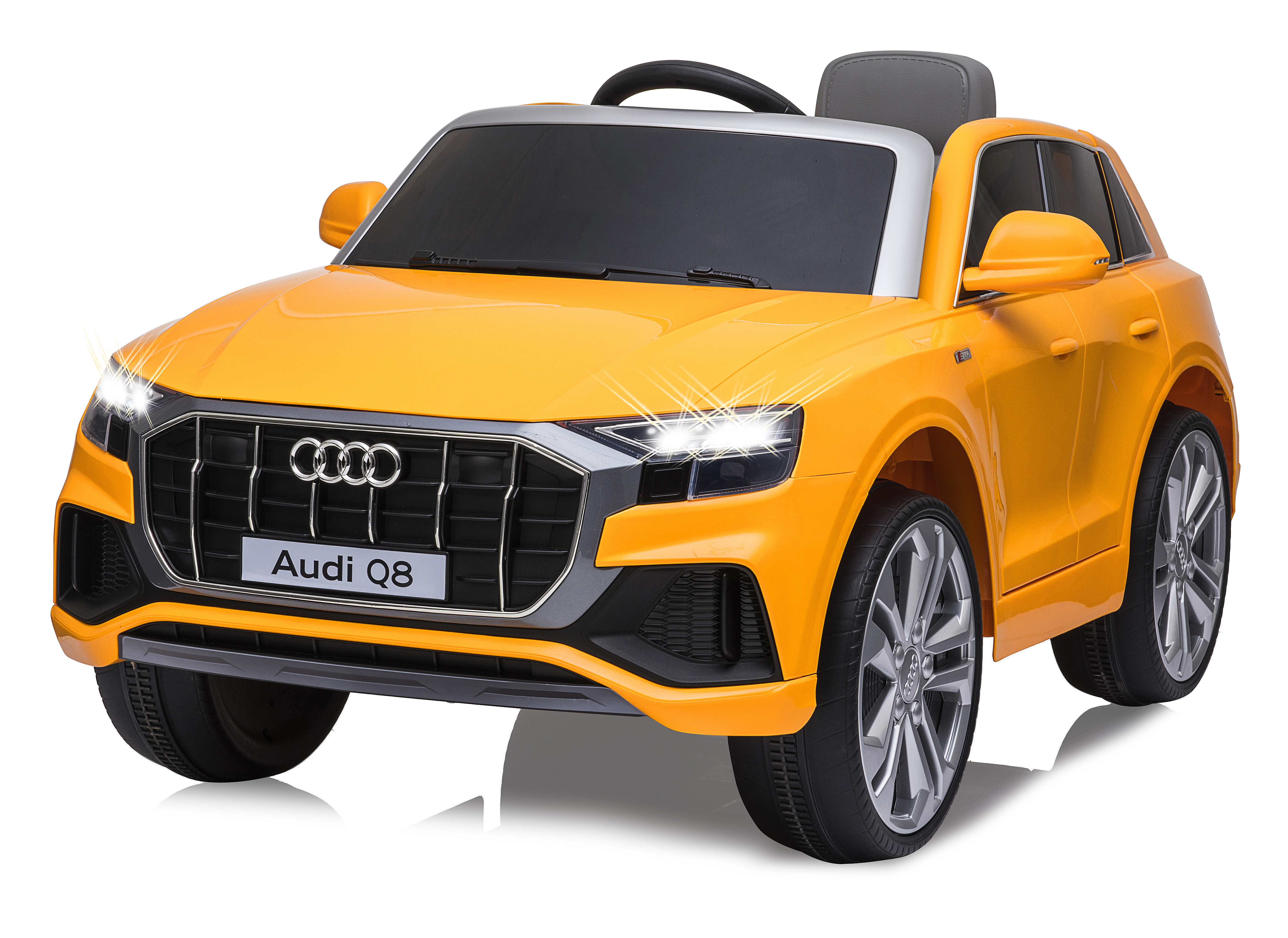 Ein gelbes Audi Q8-Spielzeugauto auf weißem Hintergrund. Es hat schwarze Akzente und silberne Räder. Die Scheinwerfer sind an.