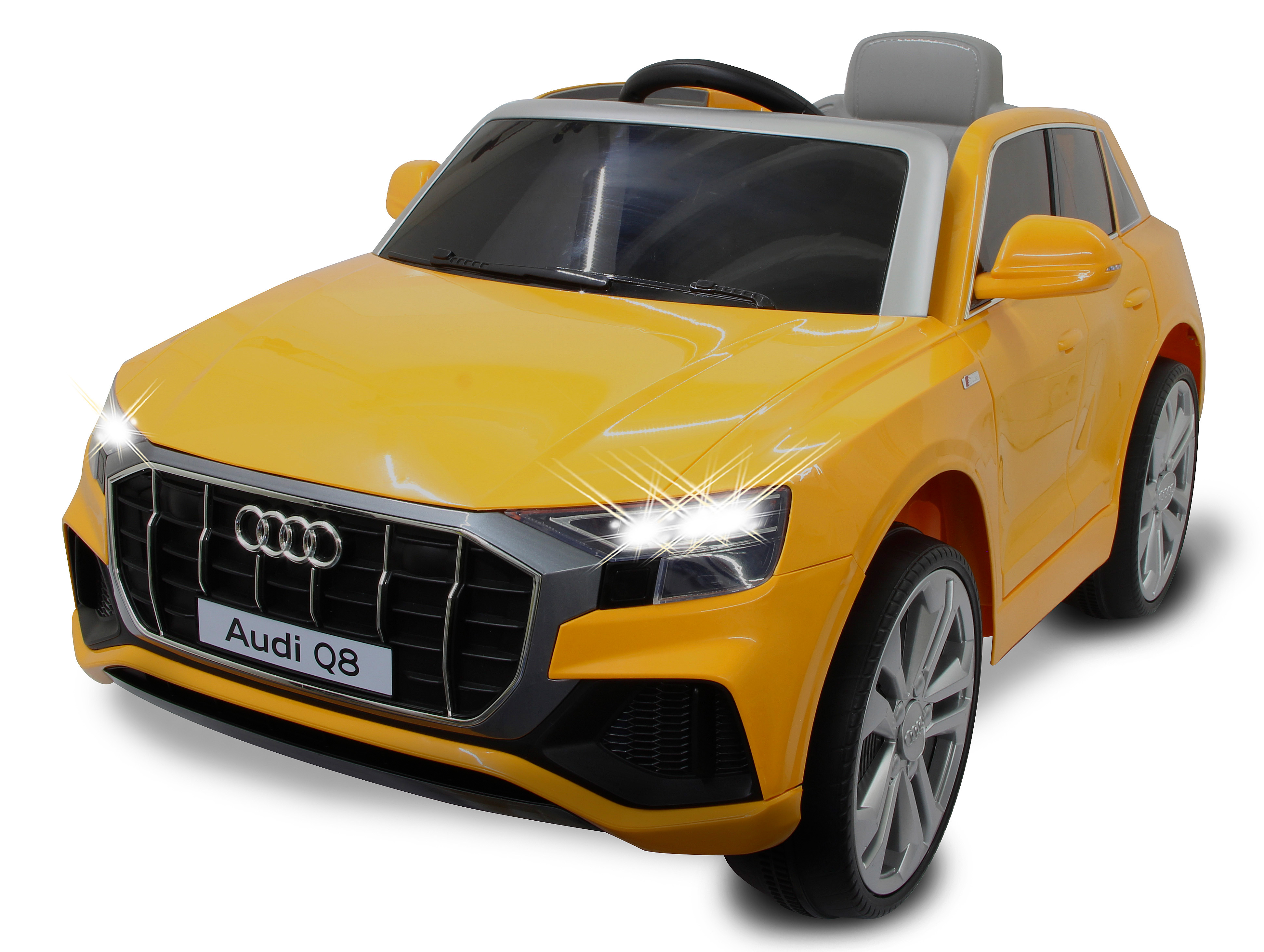 Gelbes Audi Q8 Spielzeugauto. Es hat Scheinwerfer, einen schwarzen Grill und silberne Räder. Das Auto steht auf weißem Grund.